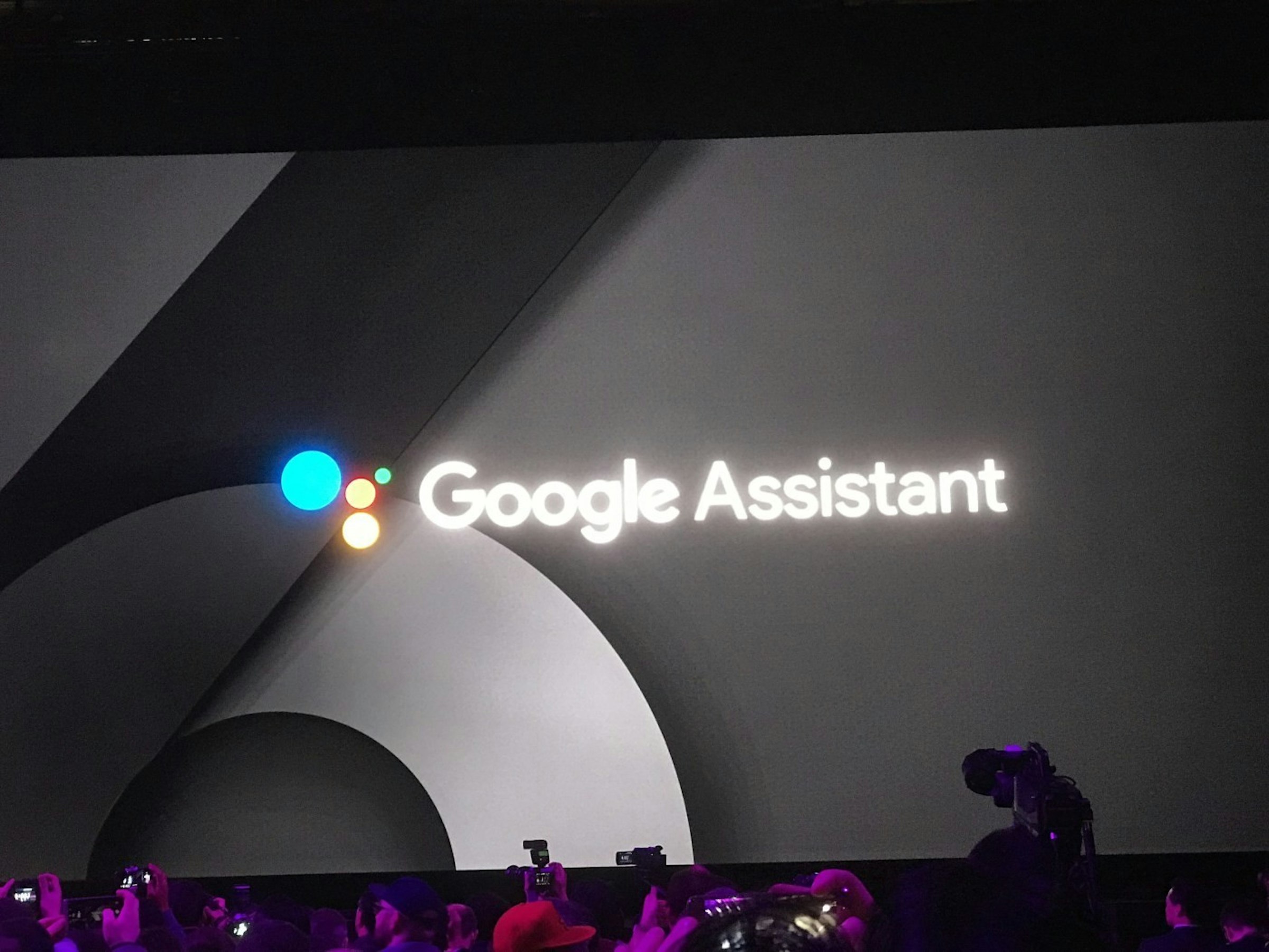 是Google Assistant開放一般機種使用，但仍有些差異這篇文章的首圖
