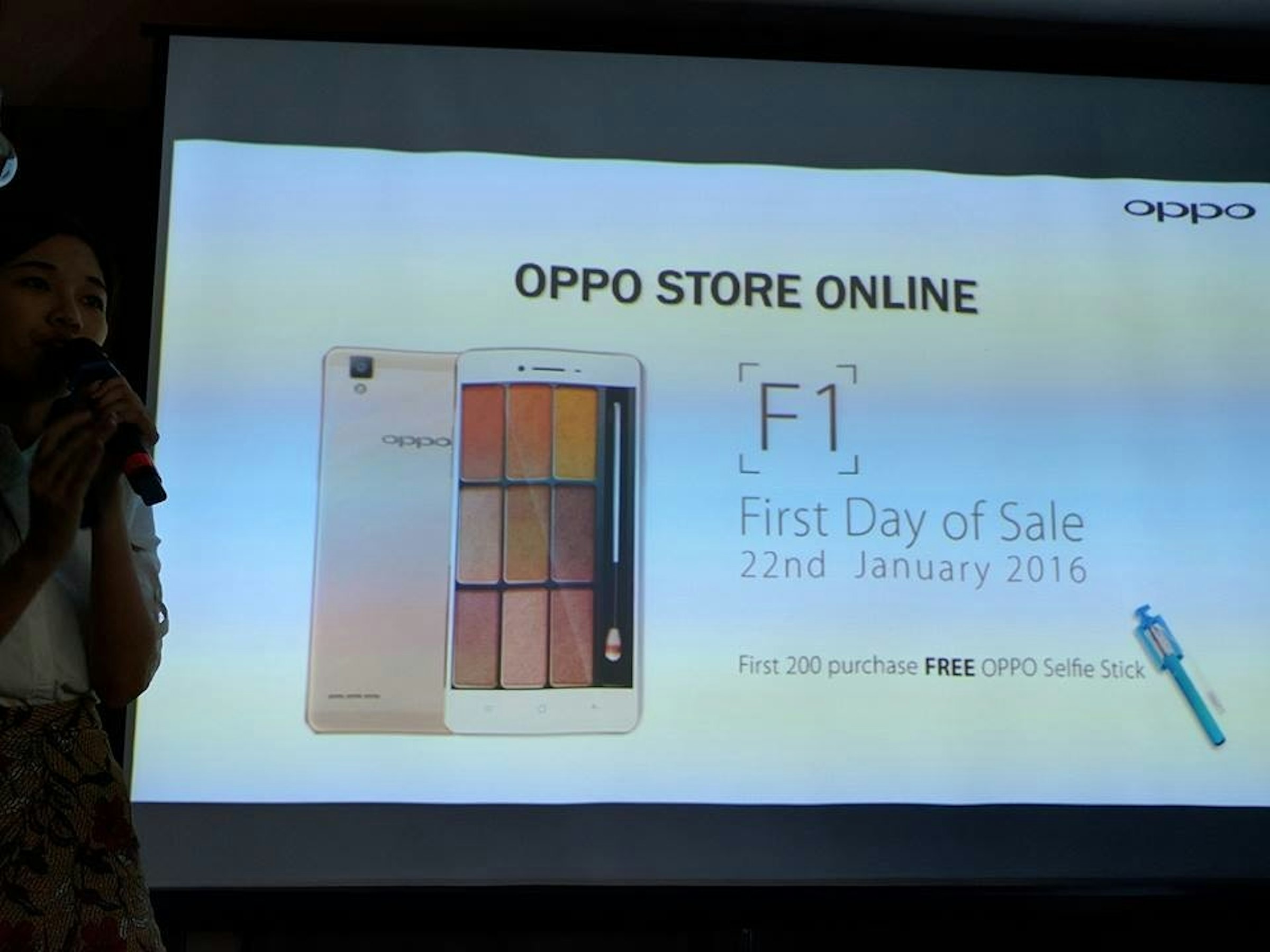 是OPPO F1大馬上市1月22日正式開賣！售價RM1198，首200位另送OPPO自拍棒！這篇文章的首圖