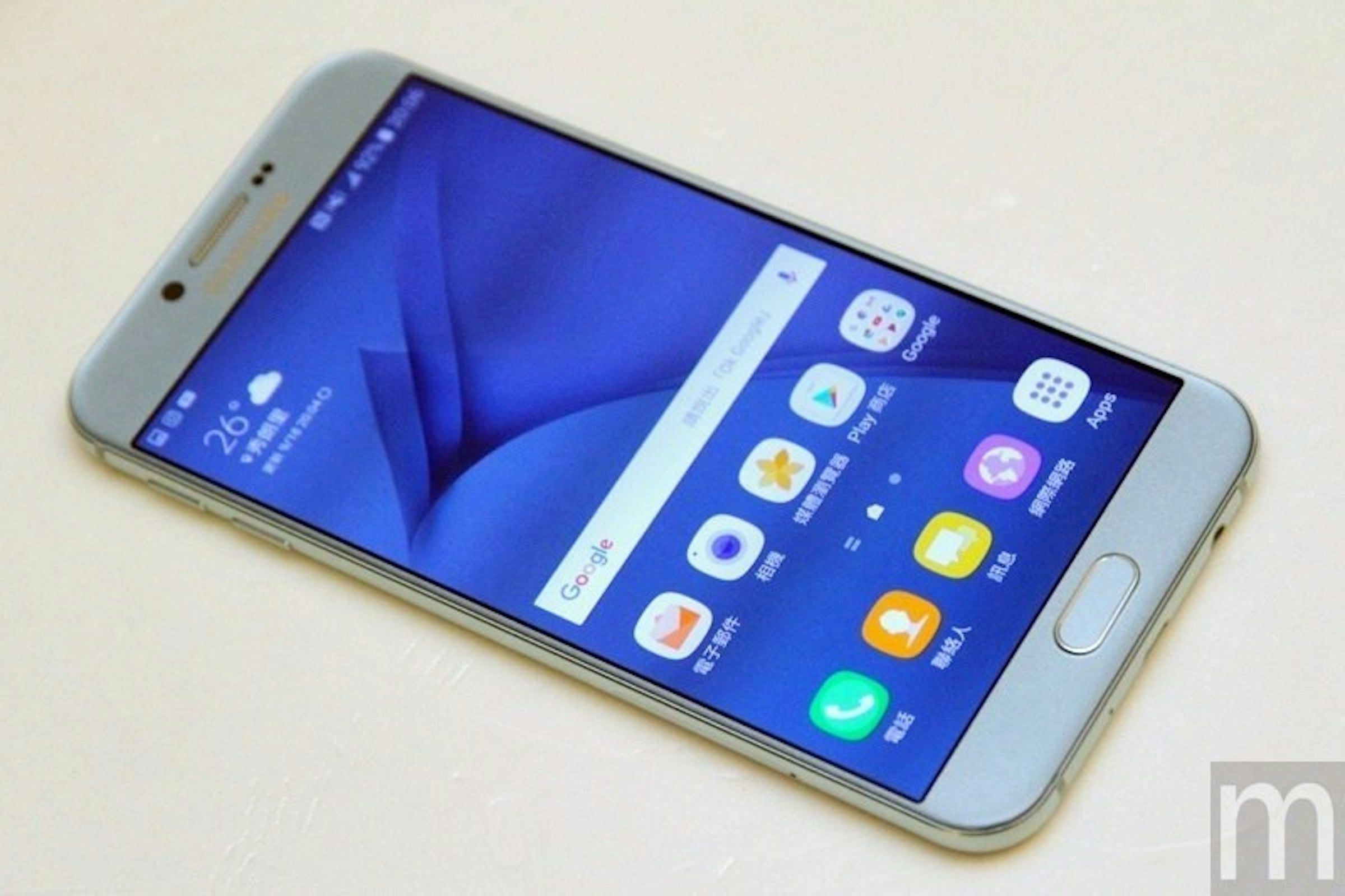 是Galaxy A8 2016年款實機動眼看 特殊天線填補層、新增藍色款外觀這篇文章的首圖
