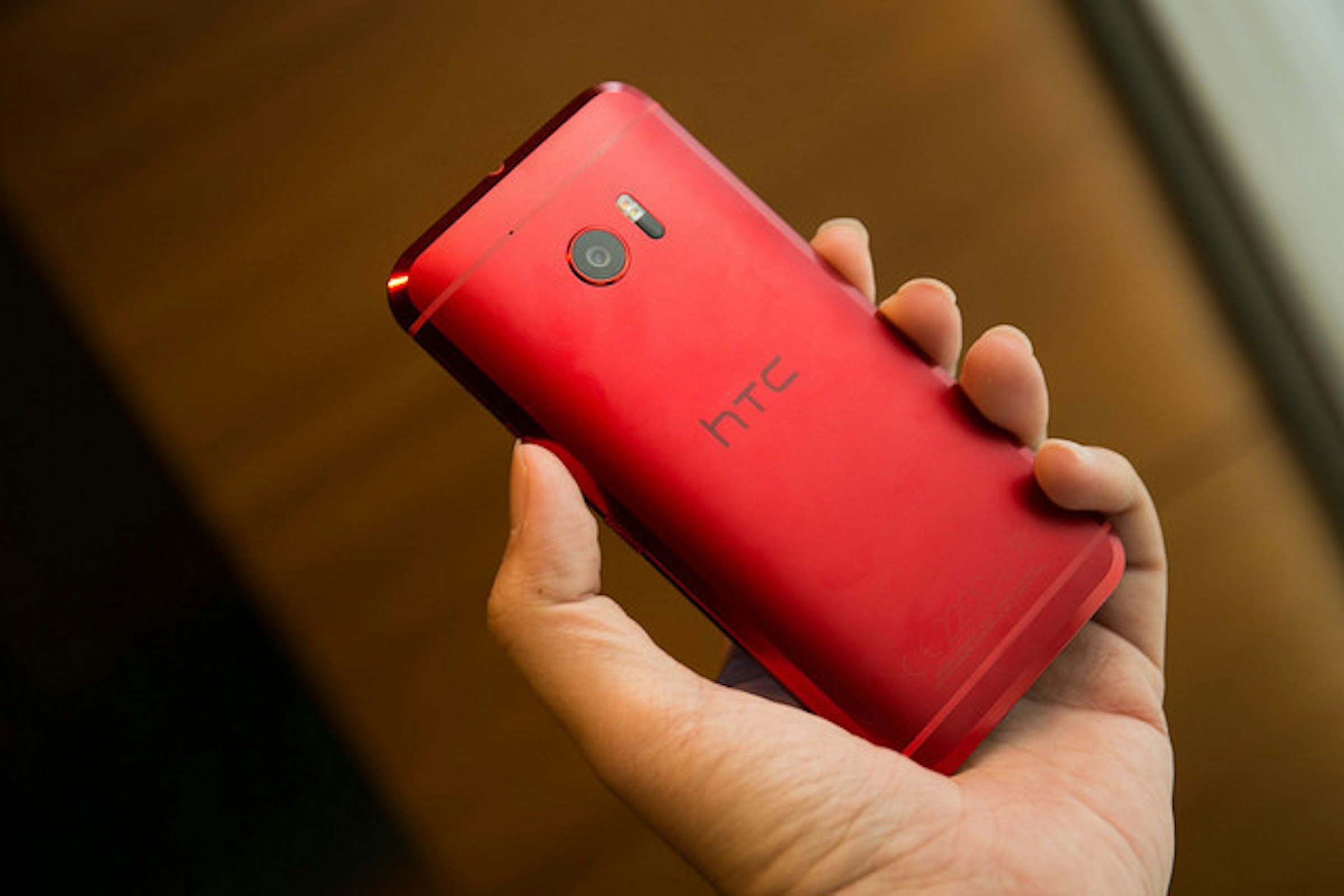 是日系客製色彩 HTC 10 新色『夕光紅』登場，真機實拍這篇文章的首圖