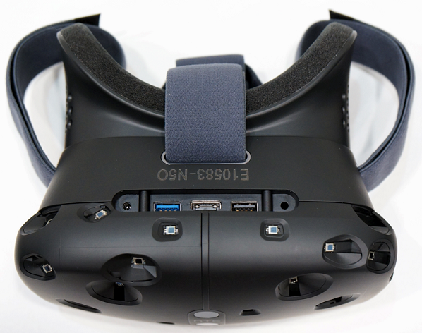 HTC Re Vive 機頂的插口與電䌫插上的位置