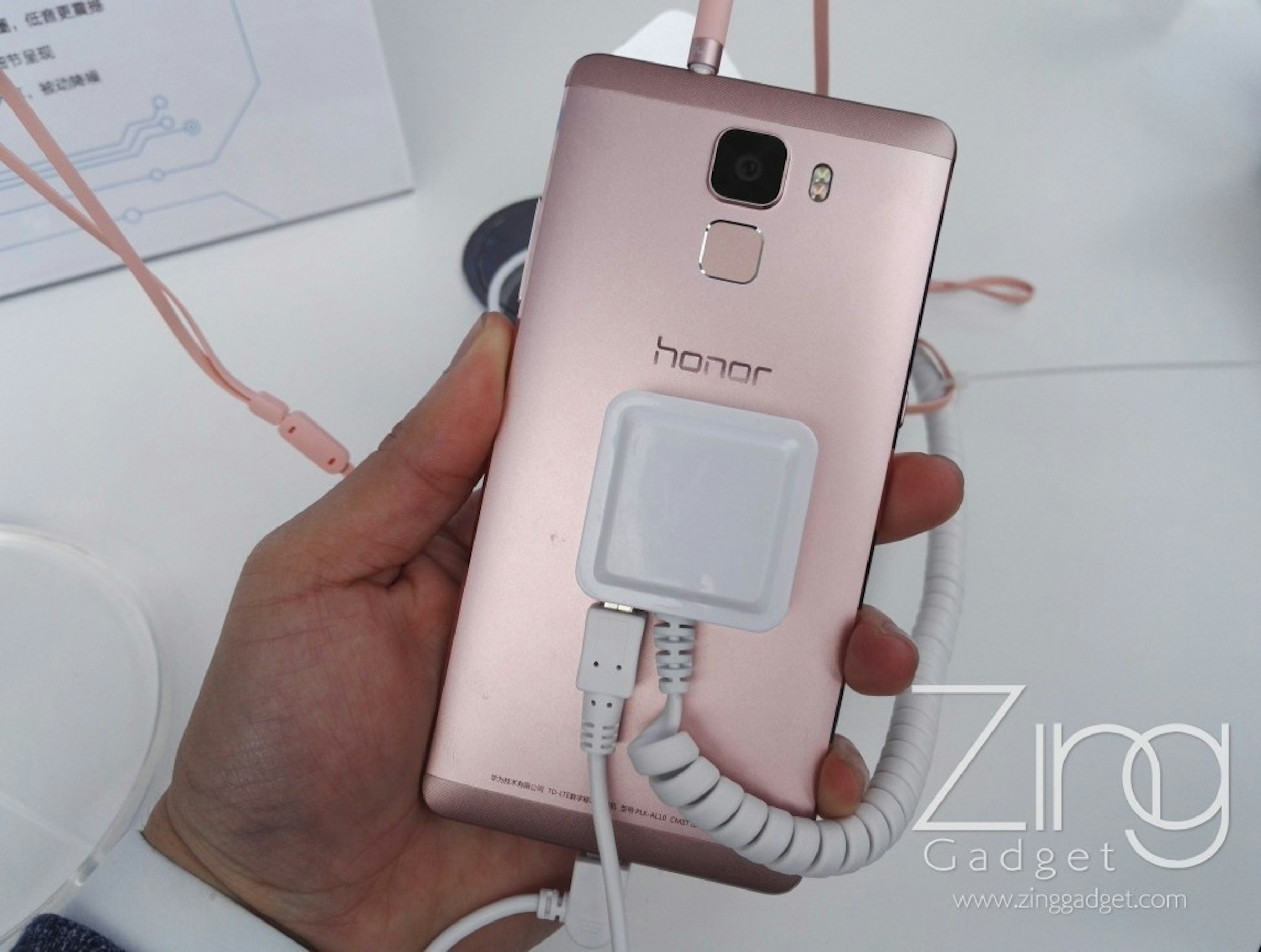 是［圖賞］目前最便宜的玫瑰金手機！Honor 7玫瑰金！這篇文章的首圖