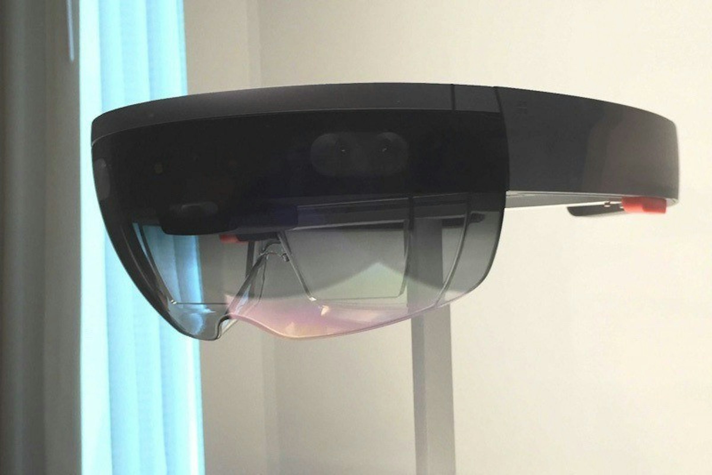 是參考HoloLens 華碩擬進駐擴增實境市場這篇文章的首圖