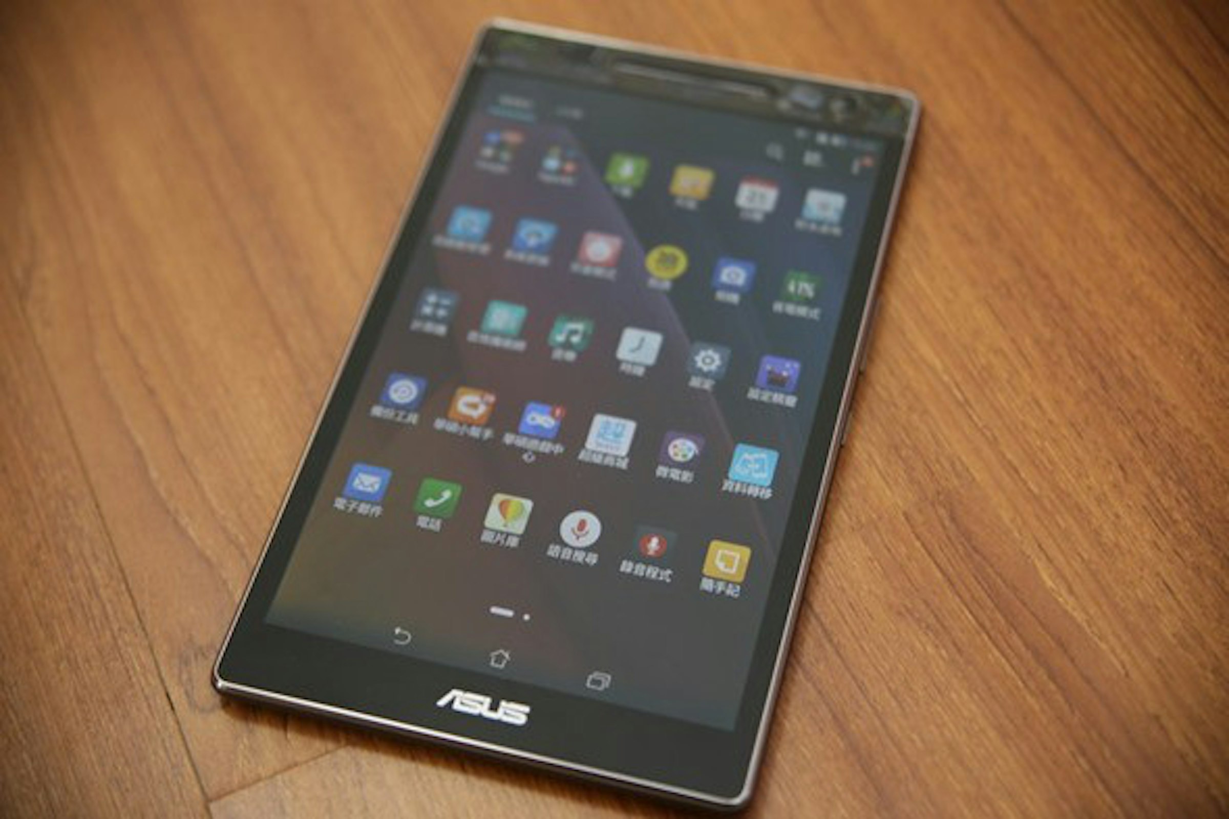 是超值追劇神器 ASUS ZenPad 8.0 平板，充電背蓋+5.1聲道環繞音響皮套爽爽看！這篇文章的首圖