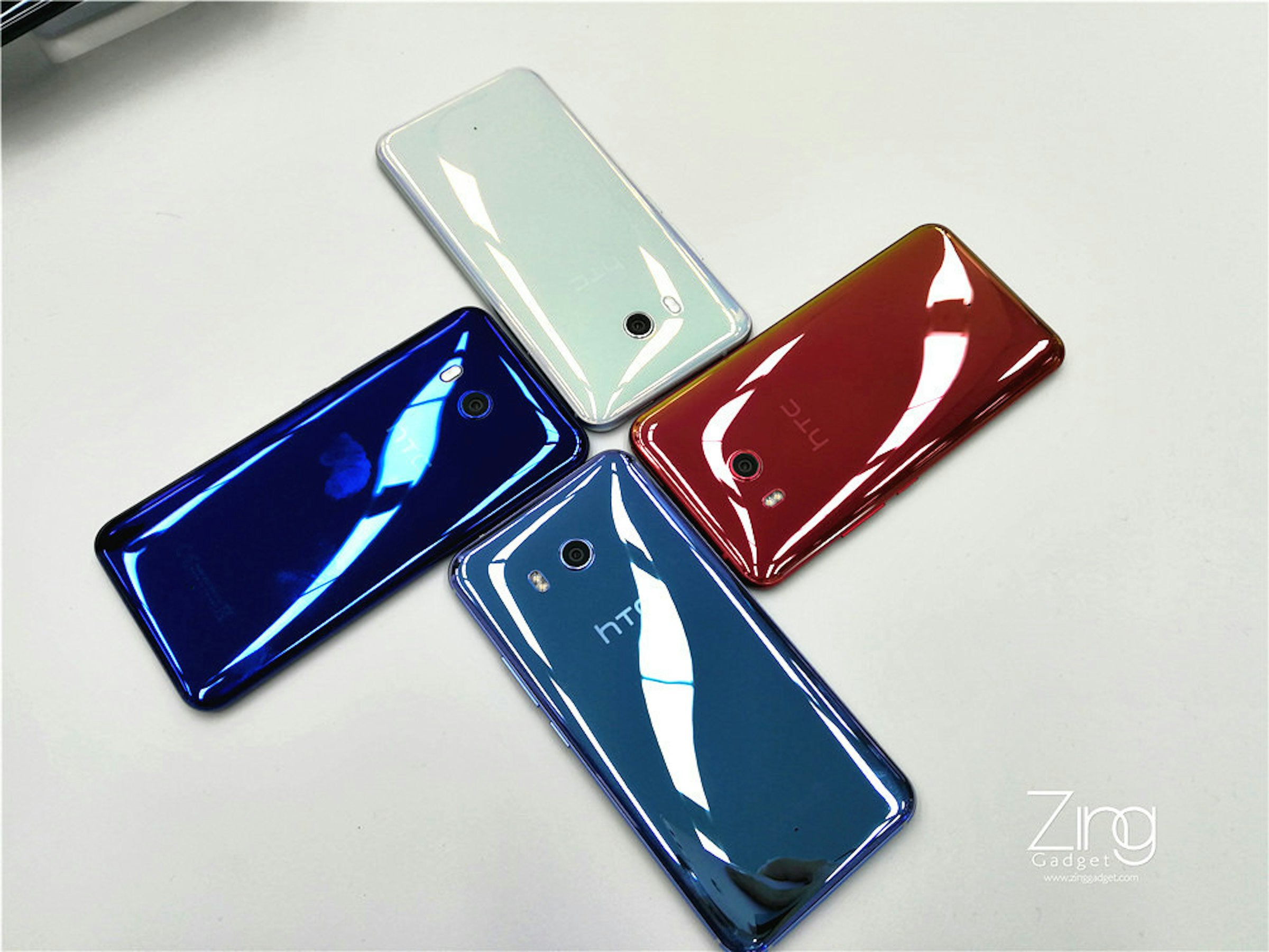 是HTC U11外型速看：全新Amazing Silver、Solar Red配色一秒說變就變！手感舒適且Edge Sense體驗很特別！這篇文章的首圖