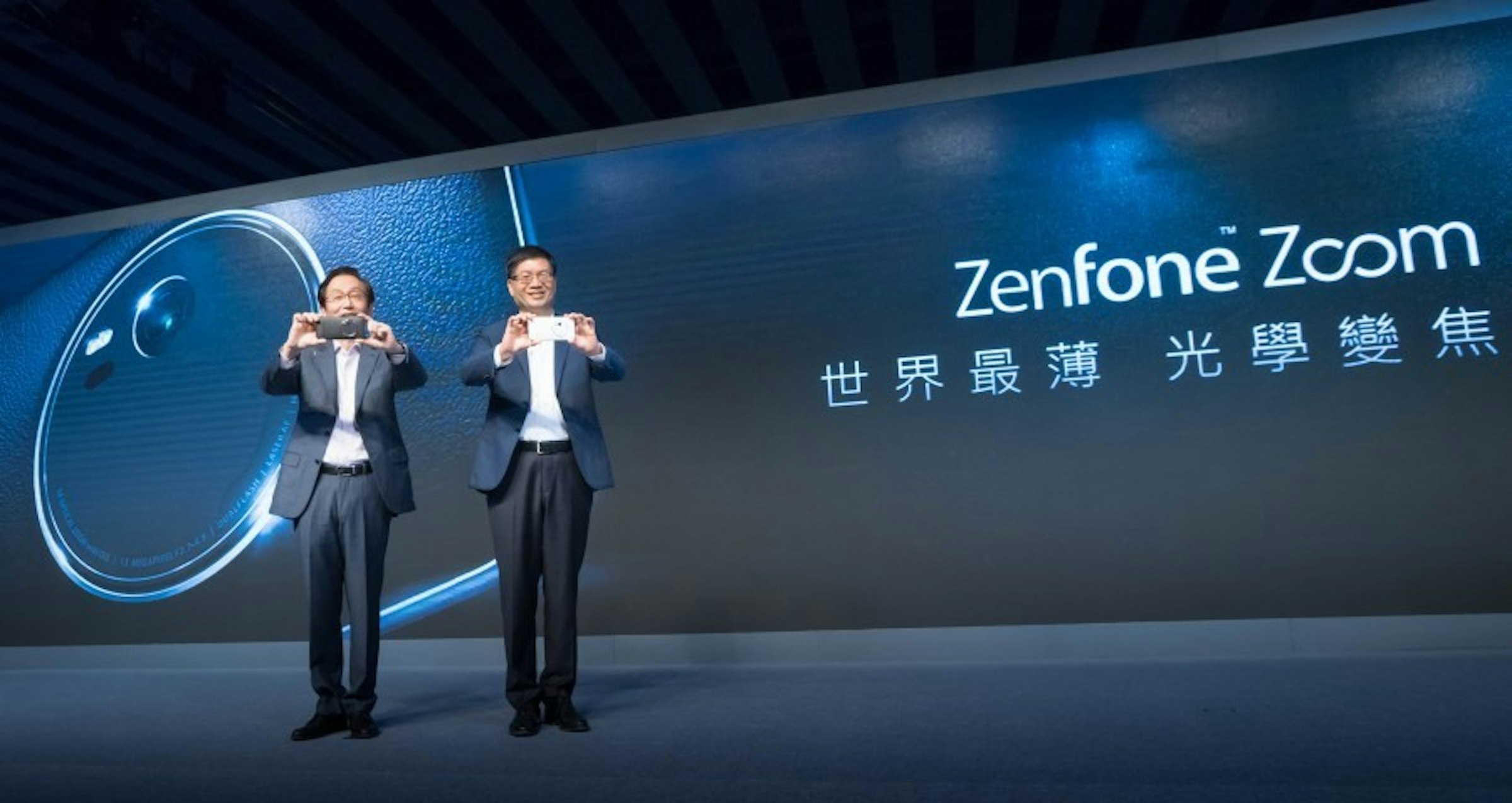 是史上最輕 3倍光學 ZenFone Zoom 手機擁有真皮背蓋金屬機身只賣15,900 元！這篇文章的首圖