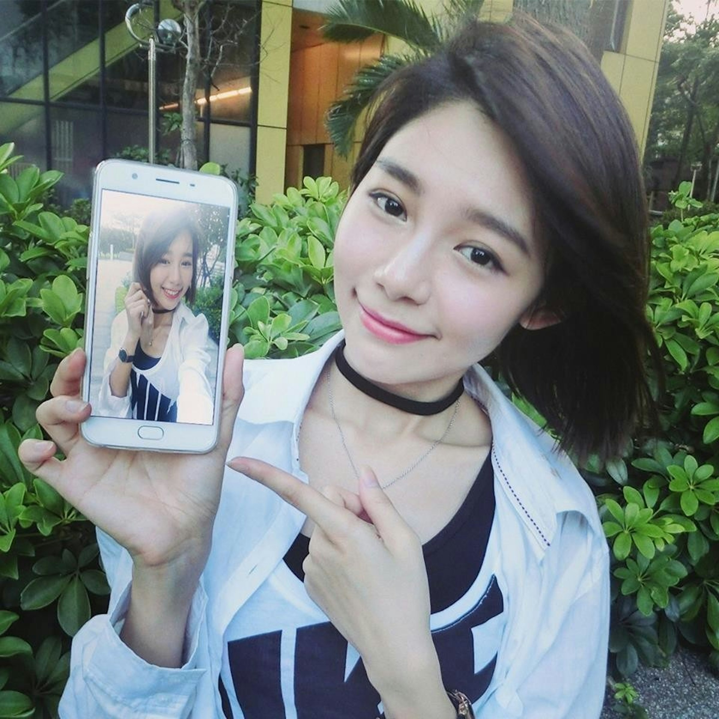 是女神林明禎 MinChen將化身快遞員送OPPO F1s到你家，還與你互動玩遊戲！只要在19號前預購就行了！這篇文章的首圖