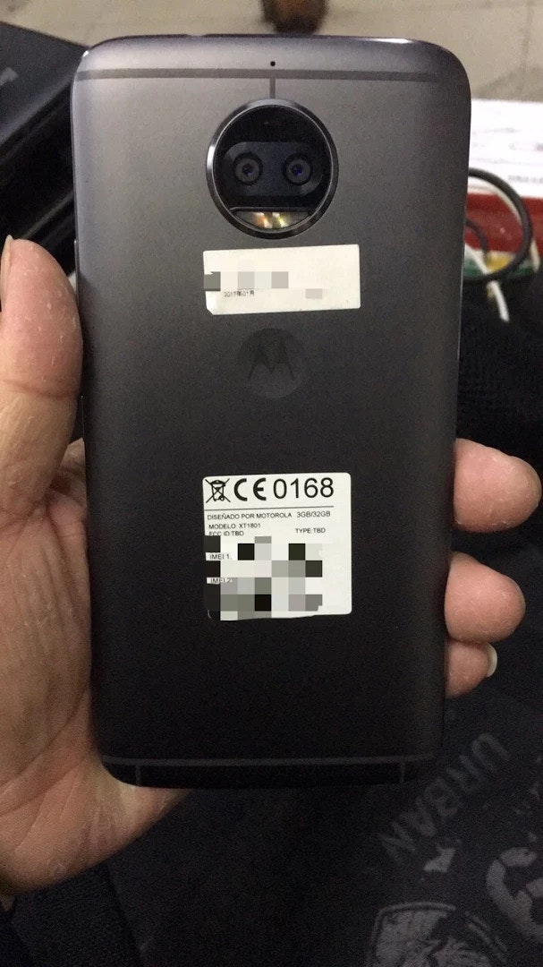 是Moto X實機照曝光,金屬機身配雙鏡頭設計的第3張圖