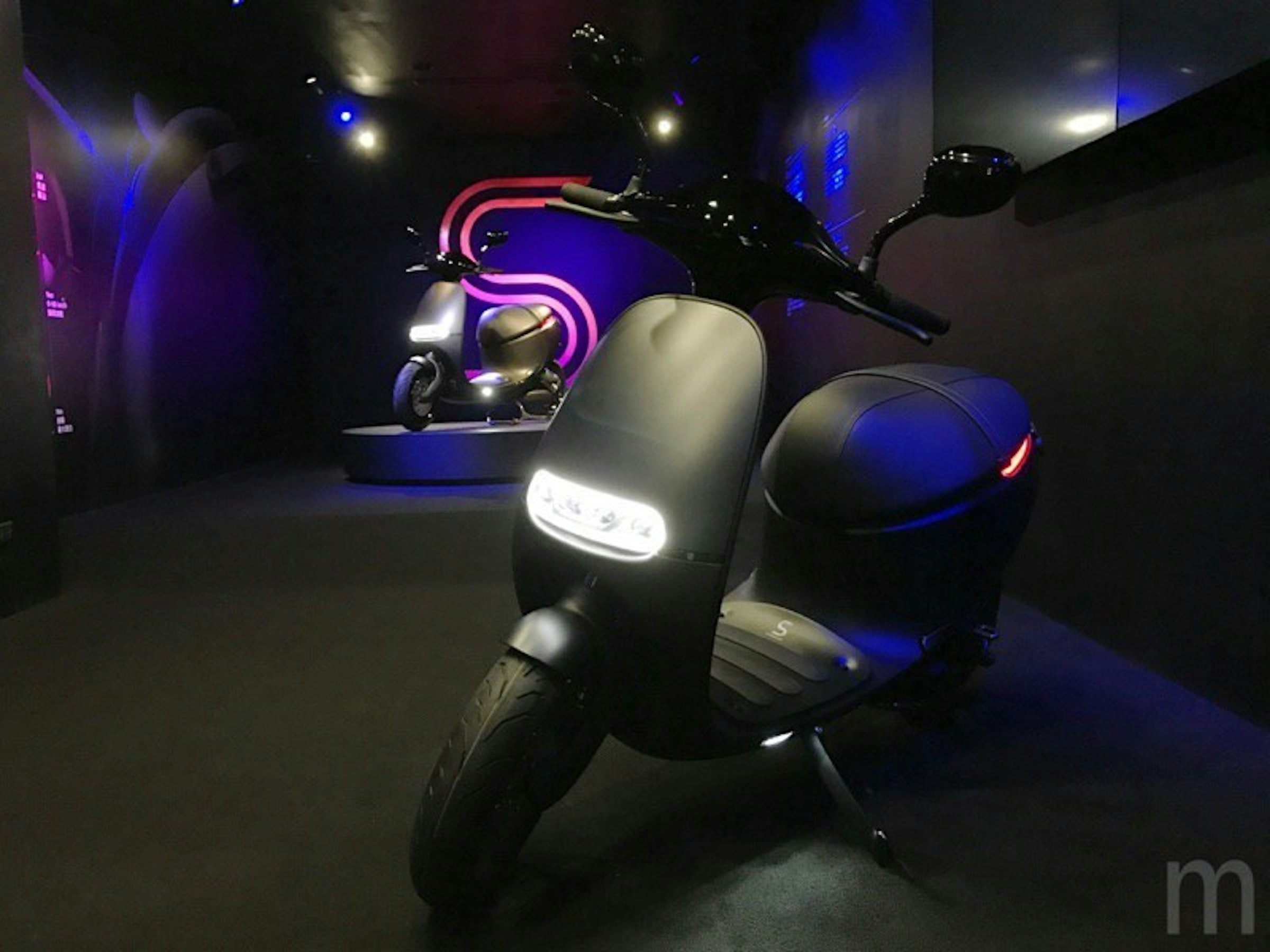 是Gogoro S實車動眼看 略帶金粉的暗光灰黑配色質感這篇文章的首圖