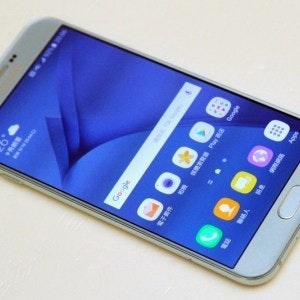 是Galaxy A8 2016年款實機動眼看 特殊天線填補層、新增藍色款外觀的第9張圖