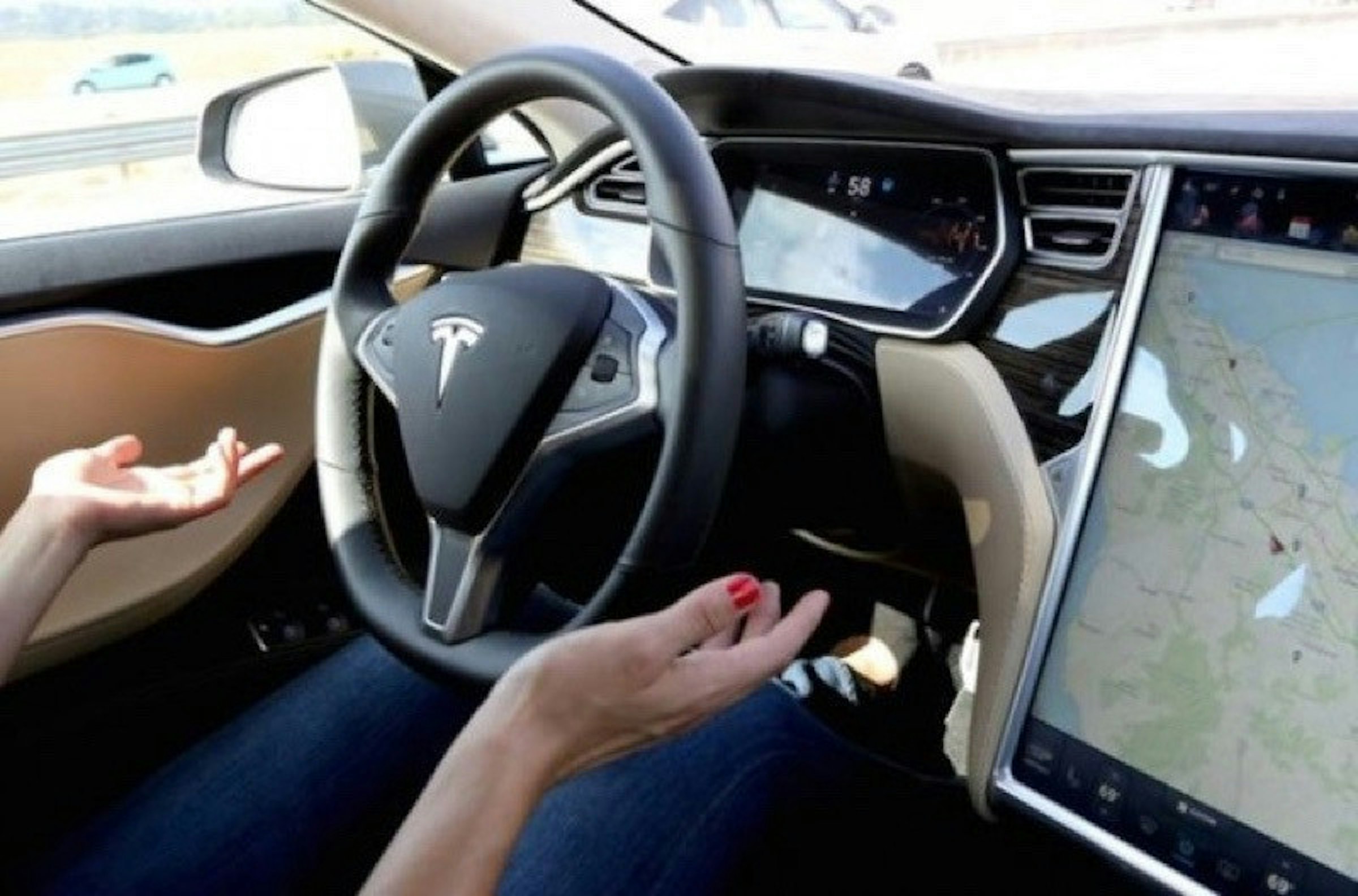 是Tesla車款將可自行開啟車庫門、從車位駛出這篇文章的首圖