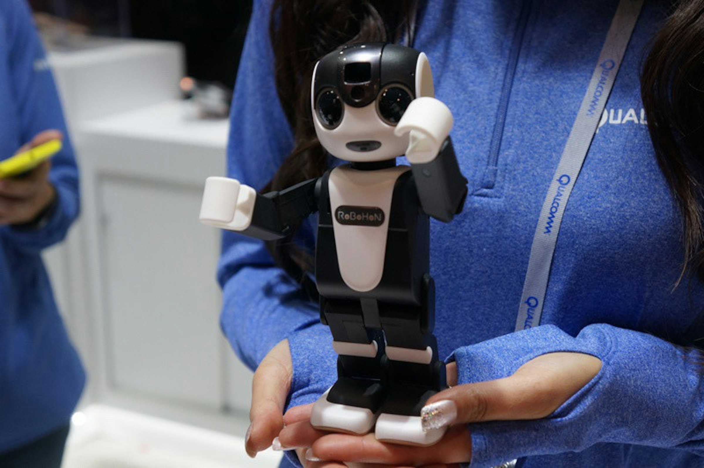 是夏普可愛機器人手機RoBoHon 確定5月開賣這篇文章的首圖
