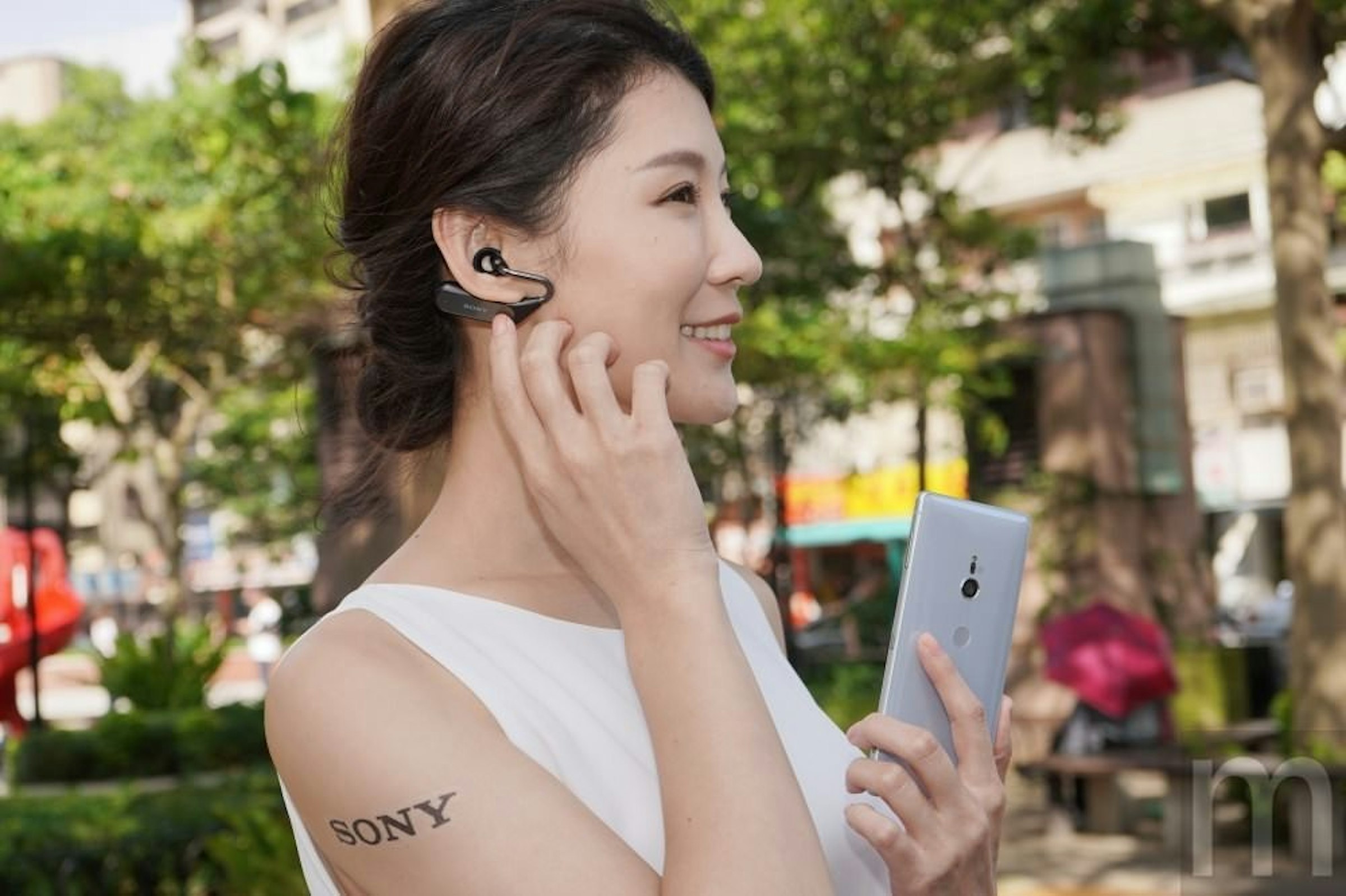 是動手玩／強調空氣聆聽感的Sony真無線耳機Xperia Ear Duo登台 讓雙手更自在這篇文章的首圖