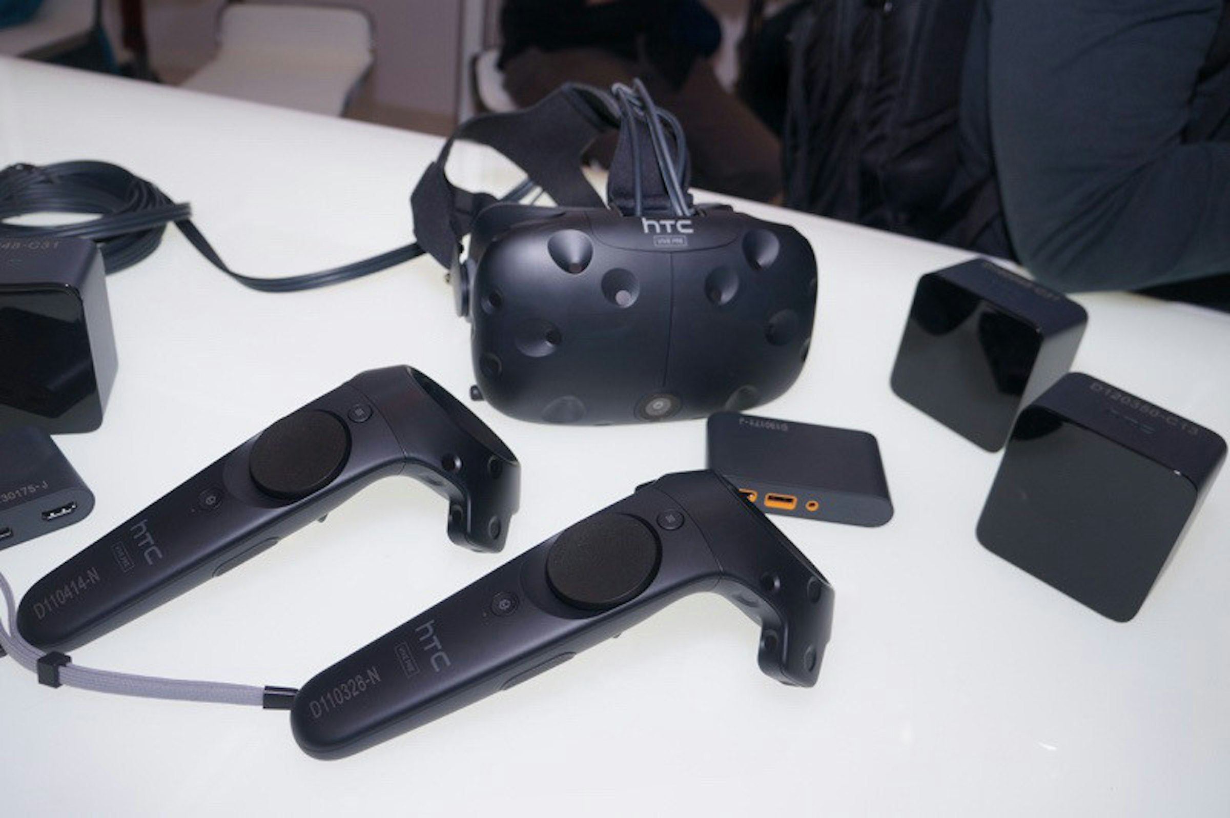 是HTC VIVE新開發版、市售版Oculus Rift比一比這篇文章的首圖