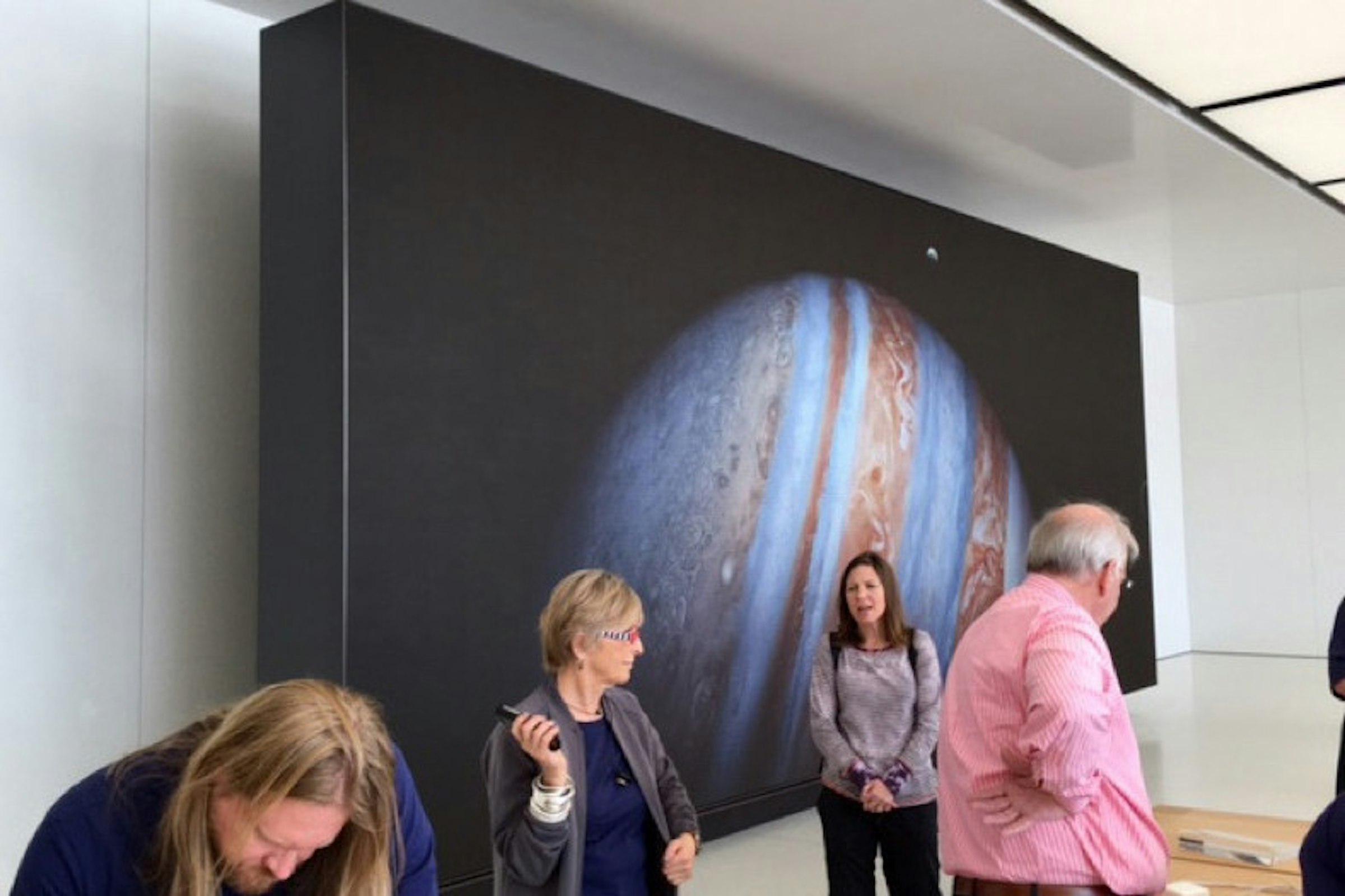 是Apple Store全新風格 導入444吋巨型螢幕牆這篇文章的首圖