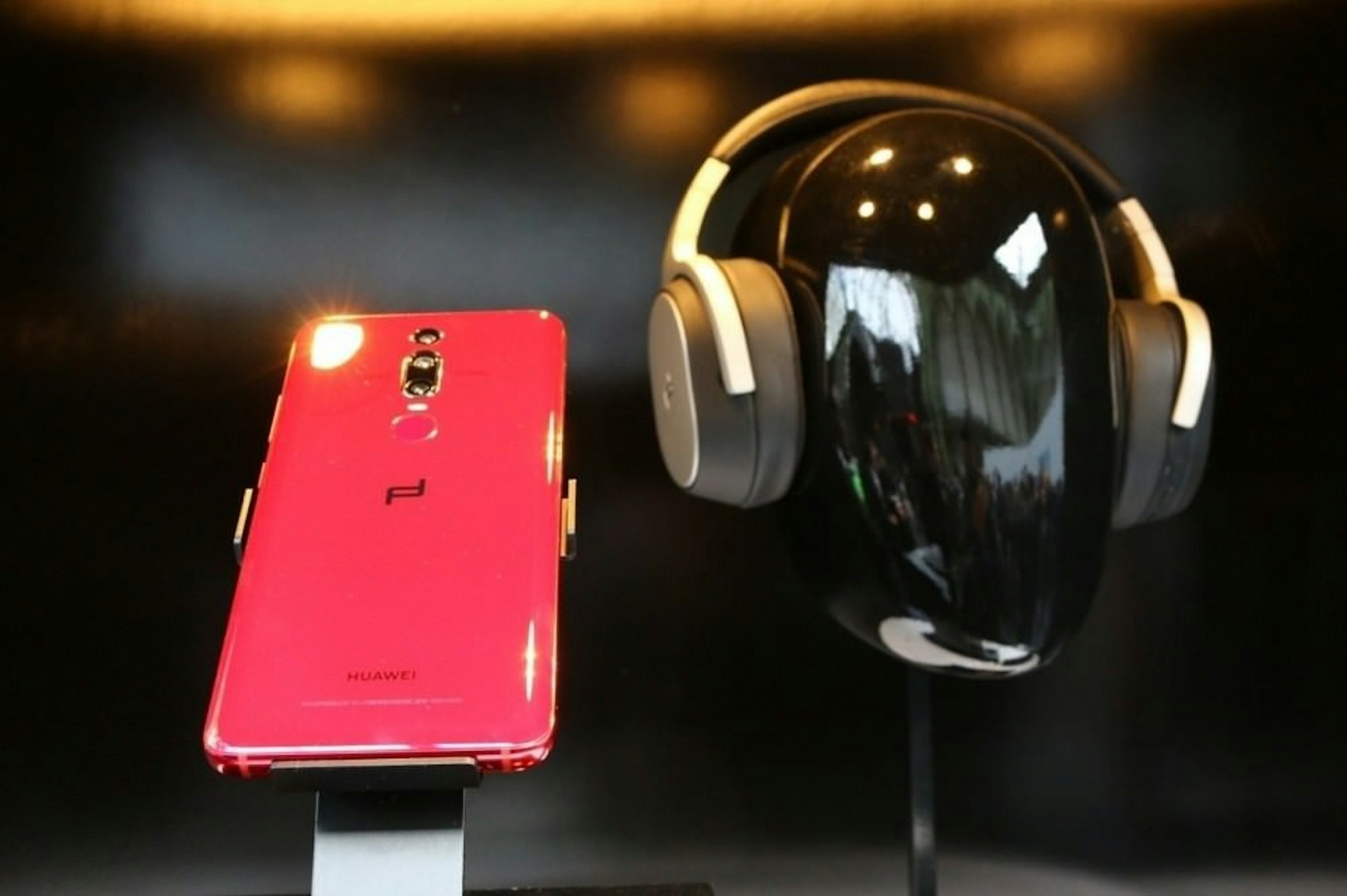 是動眼看／正面與三星Galaxy S9有點神似的Mate RS Porsche Design版本這篇文章的首圖
