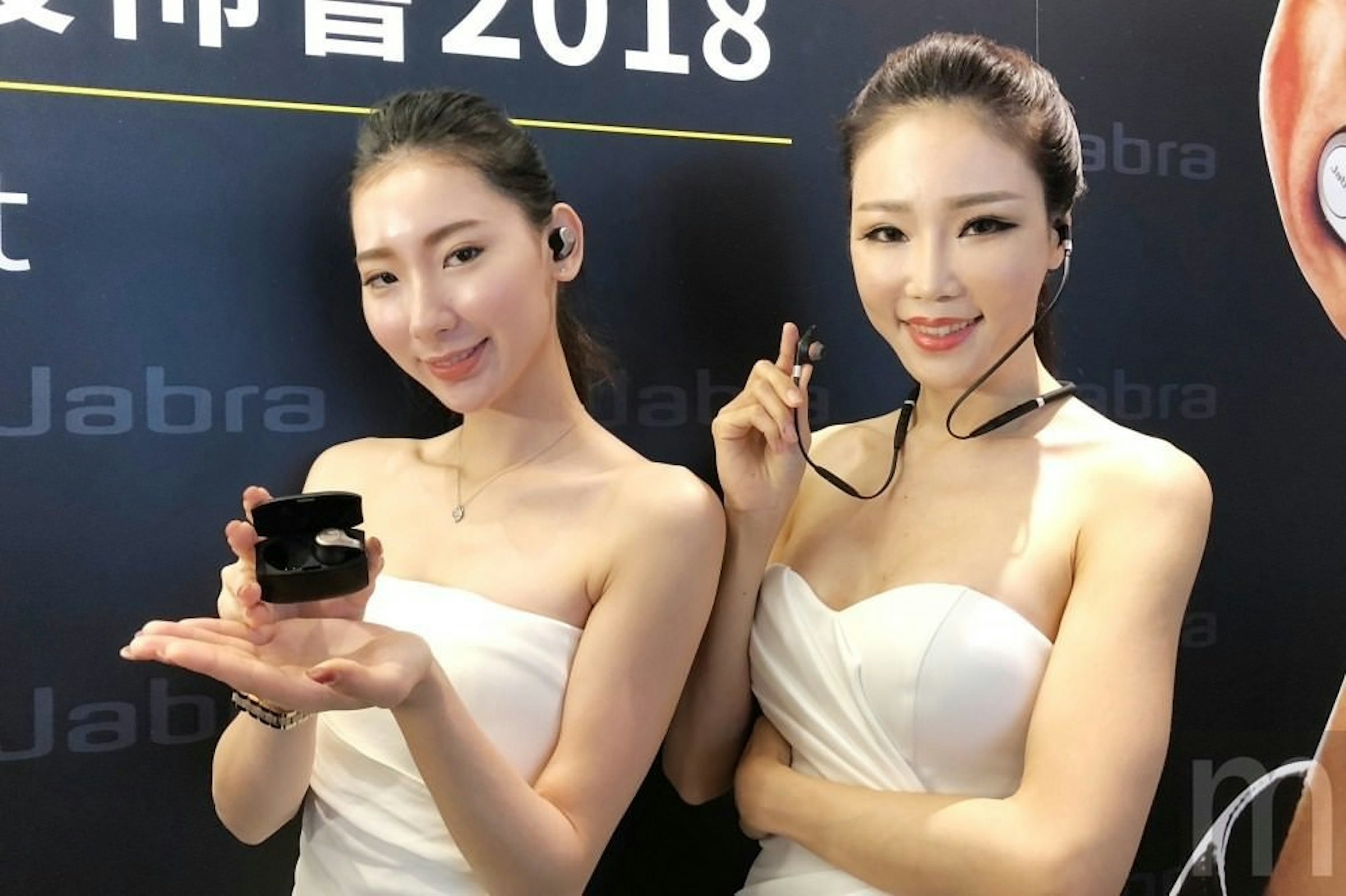 是Jabra新款真無線耳機Elite 65t、鎖定商用的繞頸式無線耳機Evolve 75e連袂登台這篇文章的首圖
