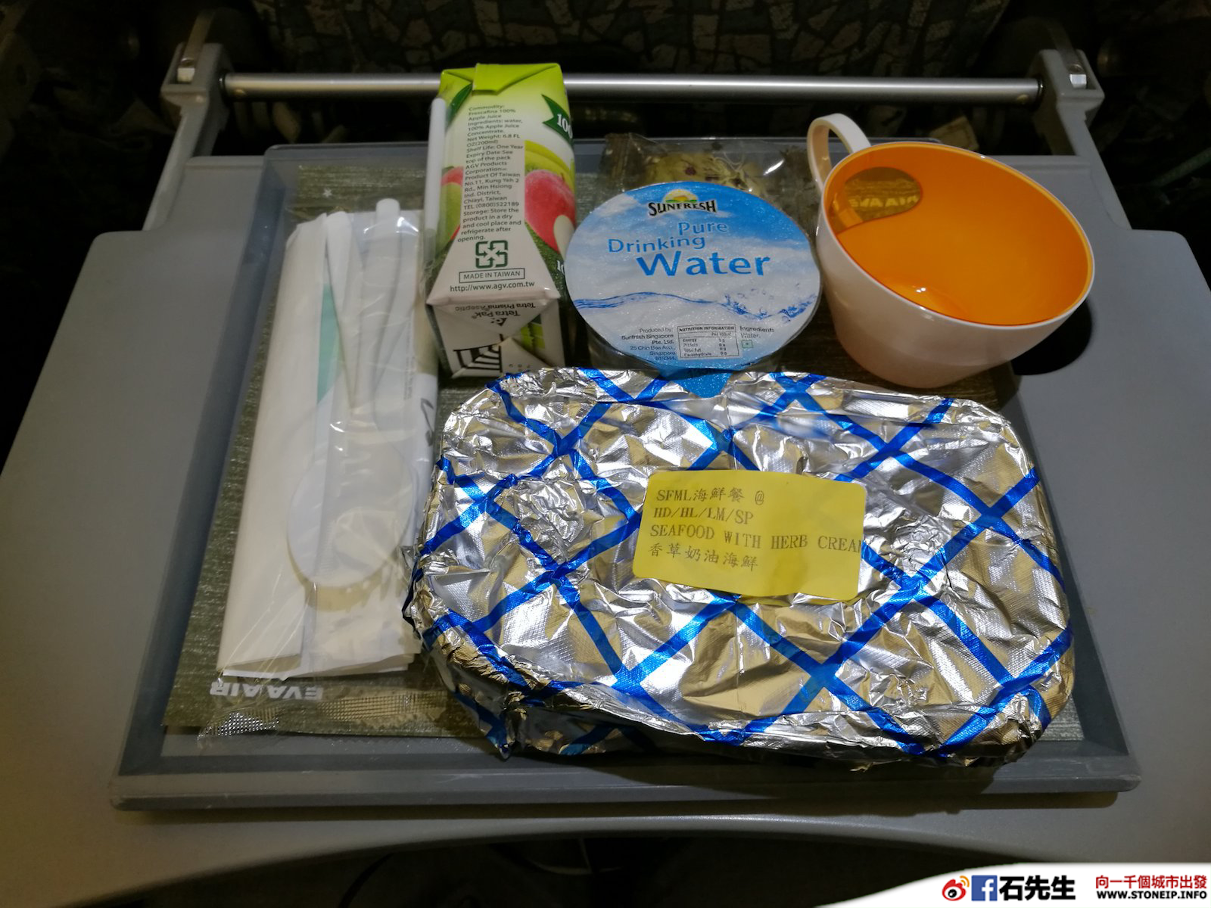 是【飛機餐挑戰】長榮航空（Eva Air）的「海鮮」特別餐（香港台北晚飯）這篇文章的首圖