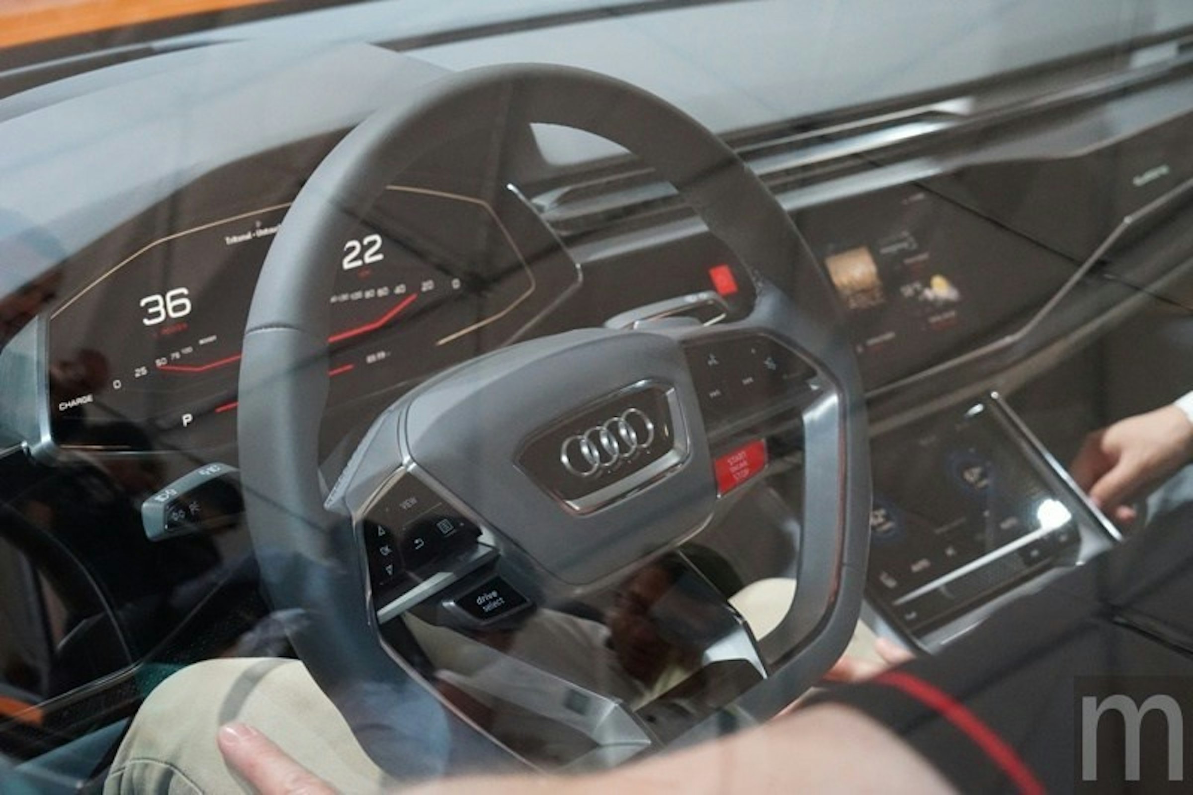 是原生整合於車載系統的Android暫時還沒有正式名稱…這篇文章的首圖