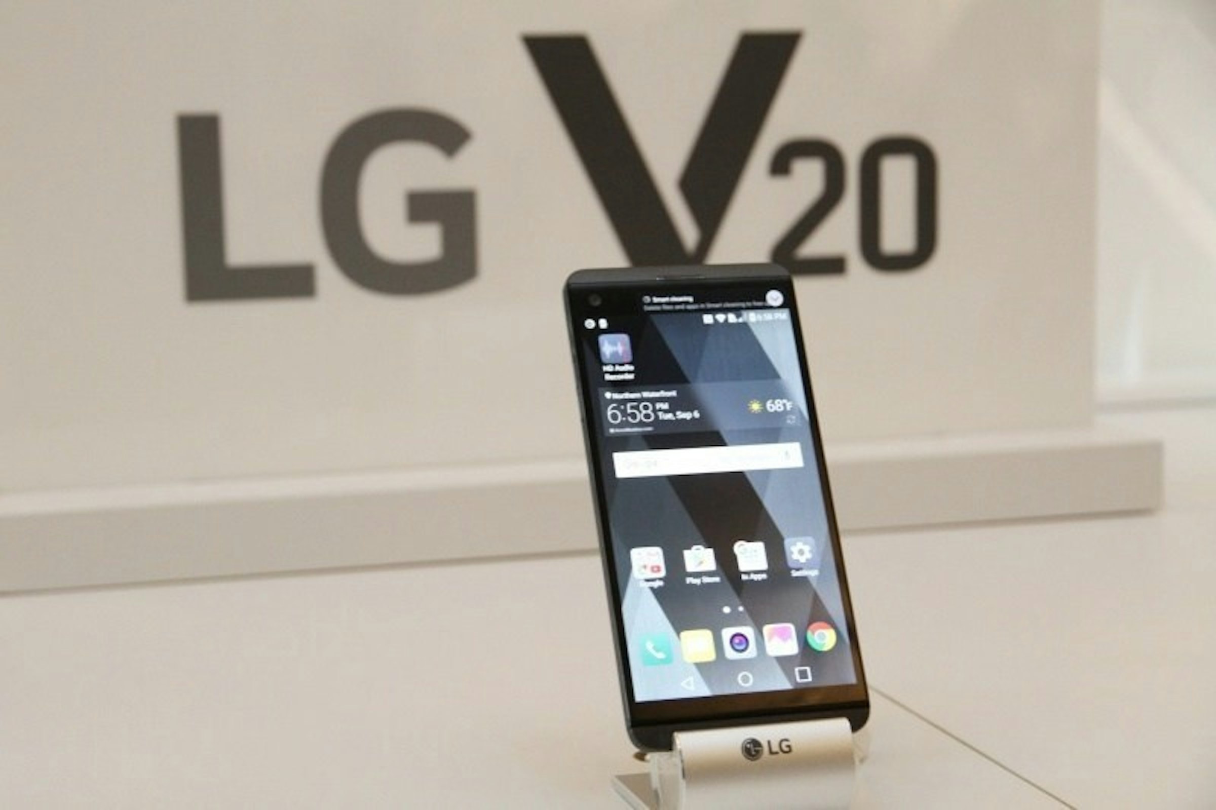 是LG計畫從V30開始於旗艦手機導入OLED面板這篇文章的首圖