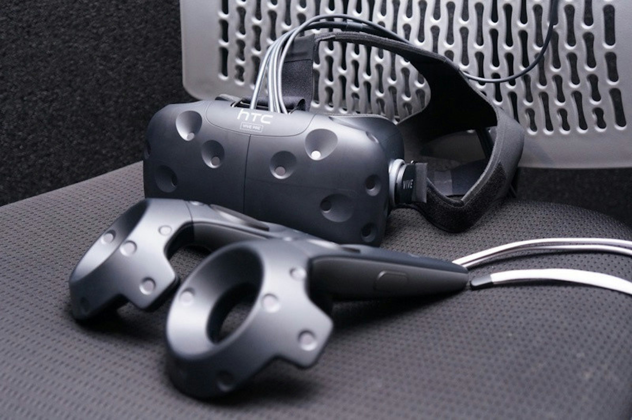 是HTC VIVE價格揭曉 799美元、4月初上市這篇文章的首圖