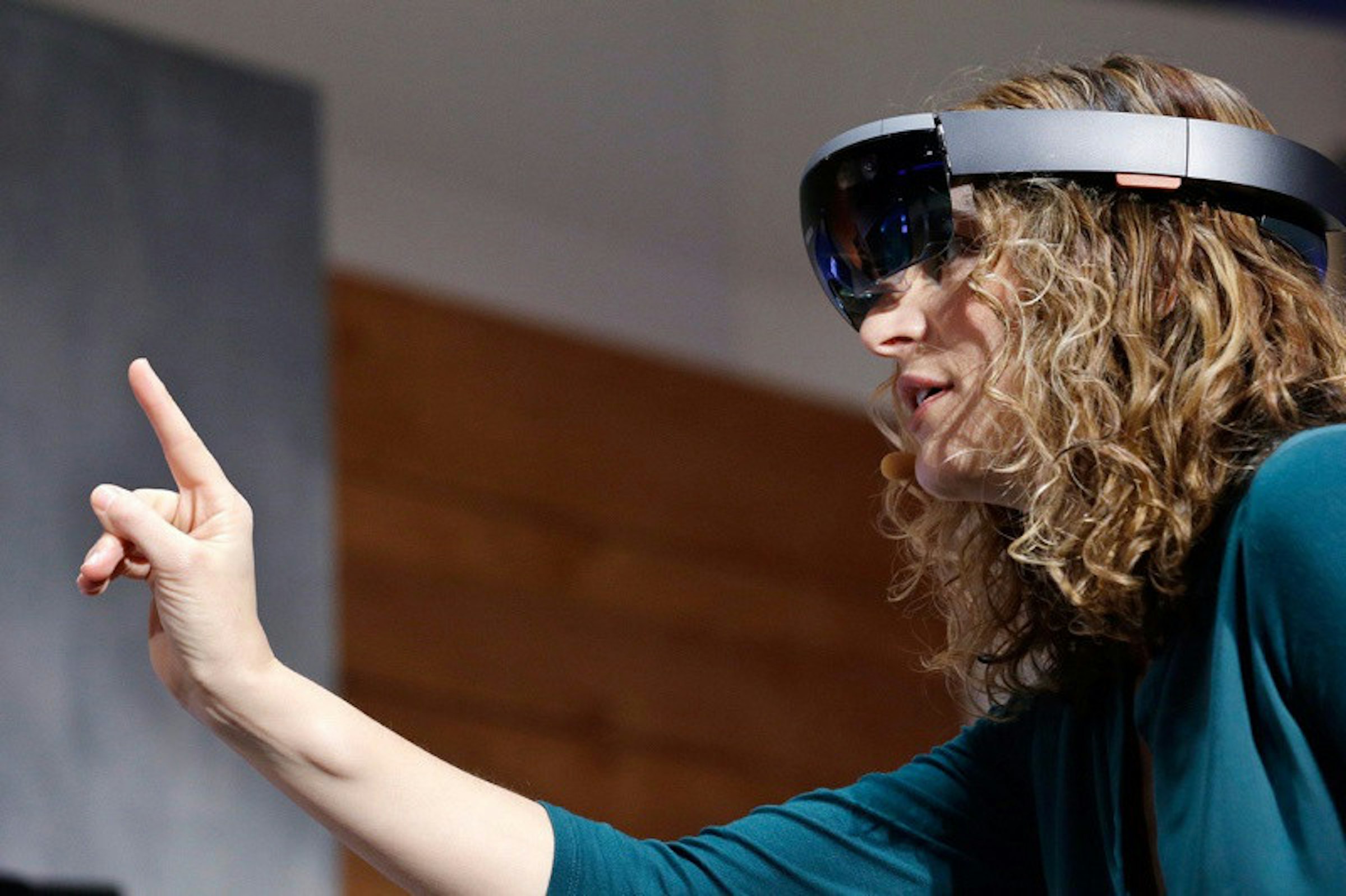 是微軟HoloLens最佳使用距離：2公尺以上這篇文章的首圖