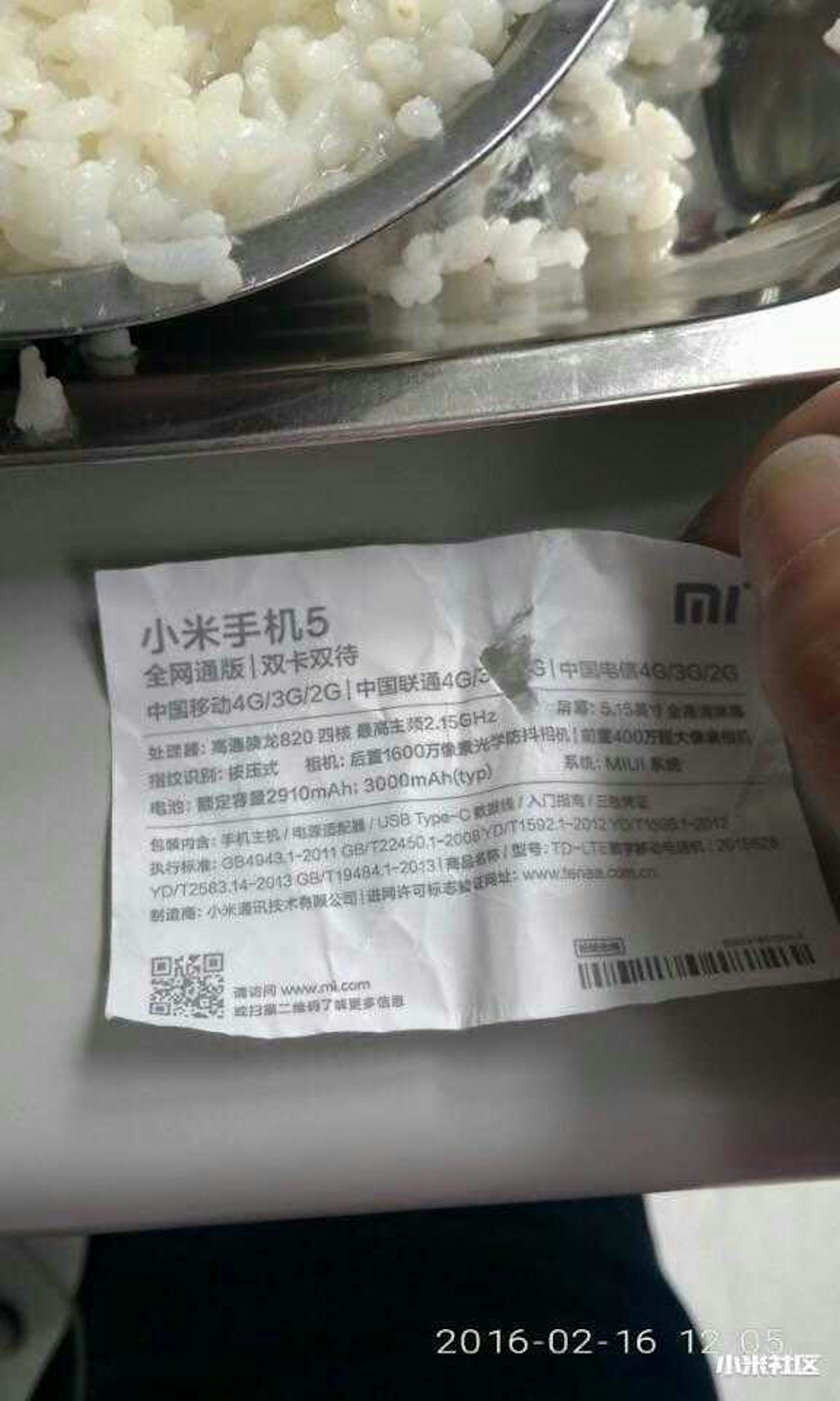是富士康員工冒死泄露，放飯期間偷偷拍下貼條！ 有一種預感，小米手機5會讓很多人失望！這篇文章的首圖