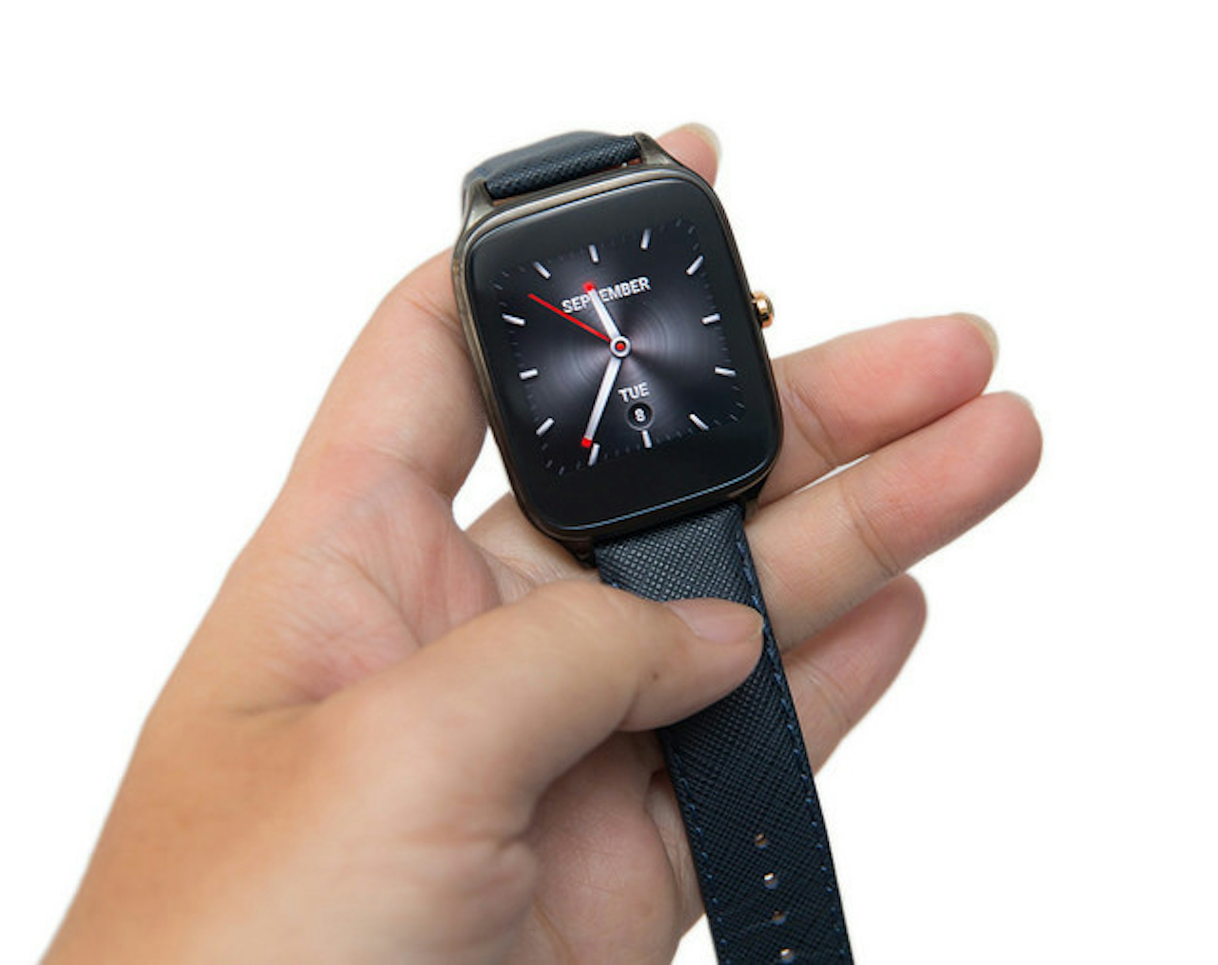 是更洗鍊更成熟 ZenWatch 2 最棒智慧手錶 (1) 開箱動手玩這篇文章的首圖