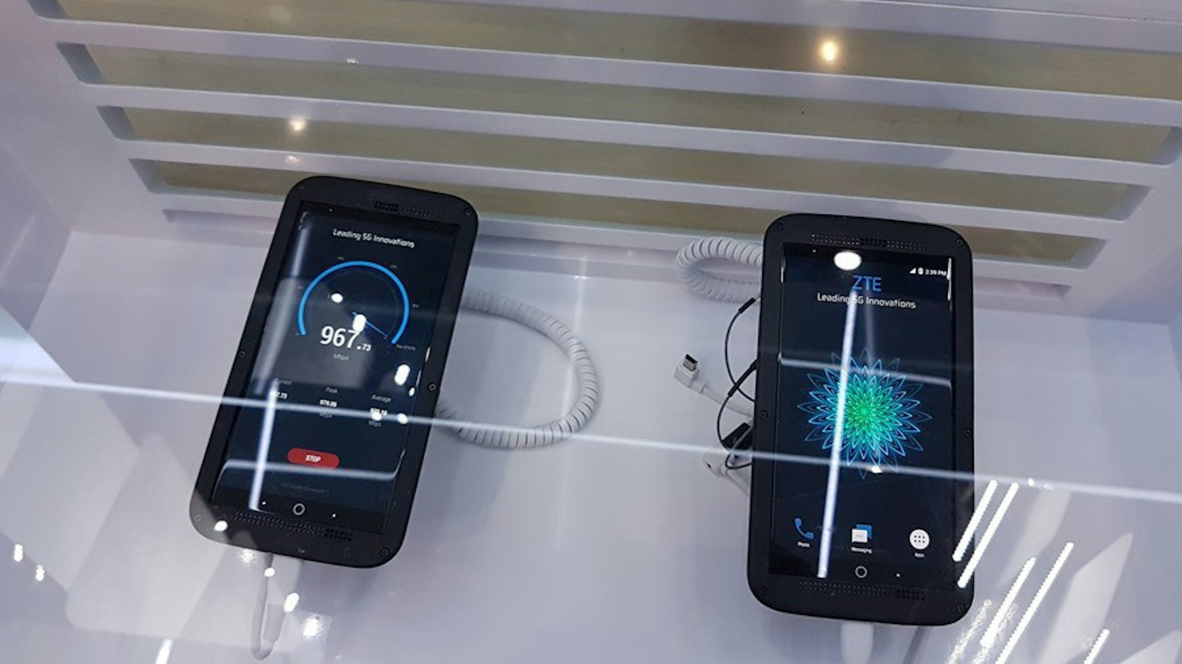 是硬是要學科技新知：ZTE 在 MWC 展出第一支可以提供 1Gbps 高速下載的手機 Giga phone，1 秒就能下載一部DVD影片這篇文章的首圖