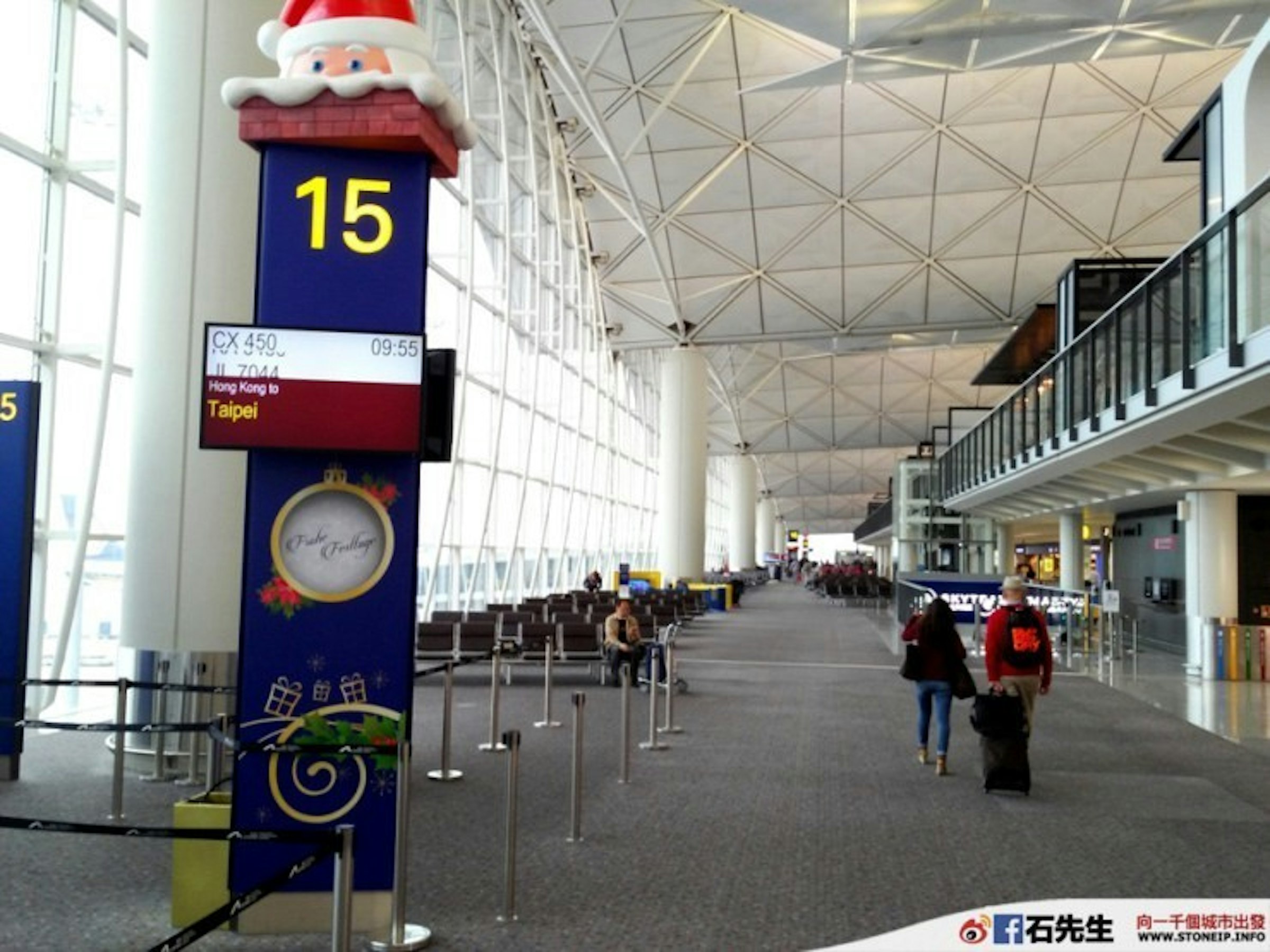 是【香港】SkyTeam Lounge 的位置就在 15 號閘旁邊啊～這篇文章的首圖
