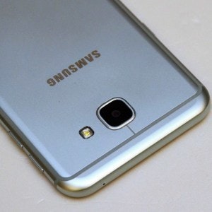 是Galaxy A8 2016年款實機動眼看 特殊天線填補層、新增藍色款外觀的第13張圖
