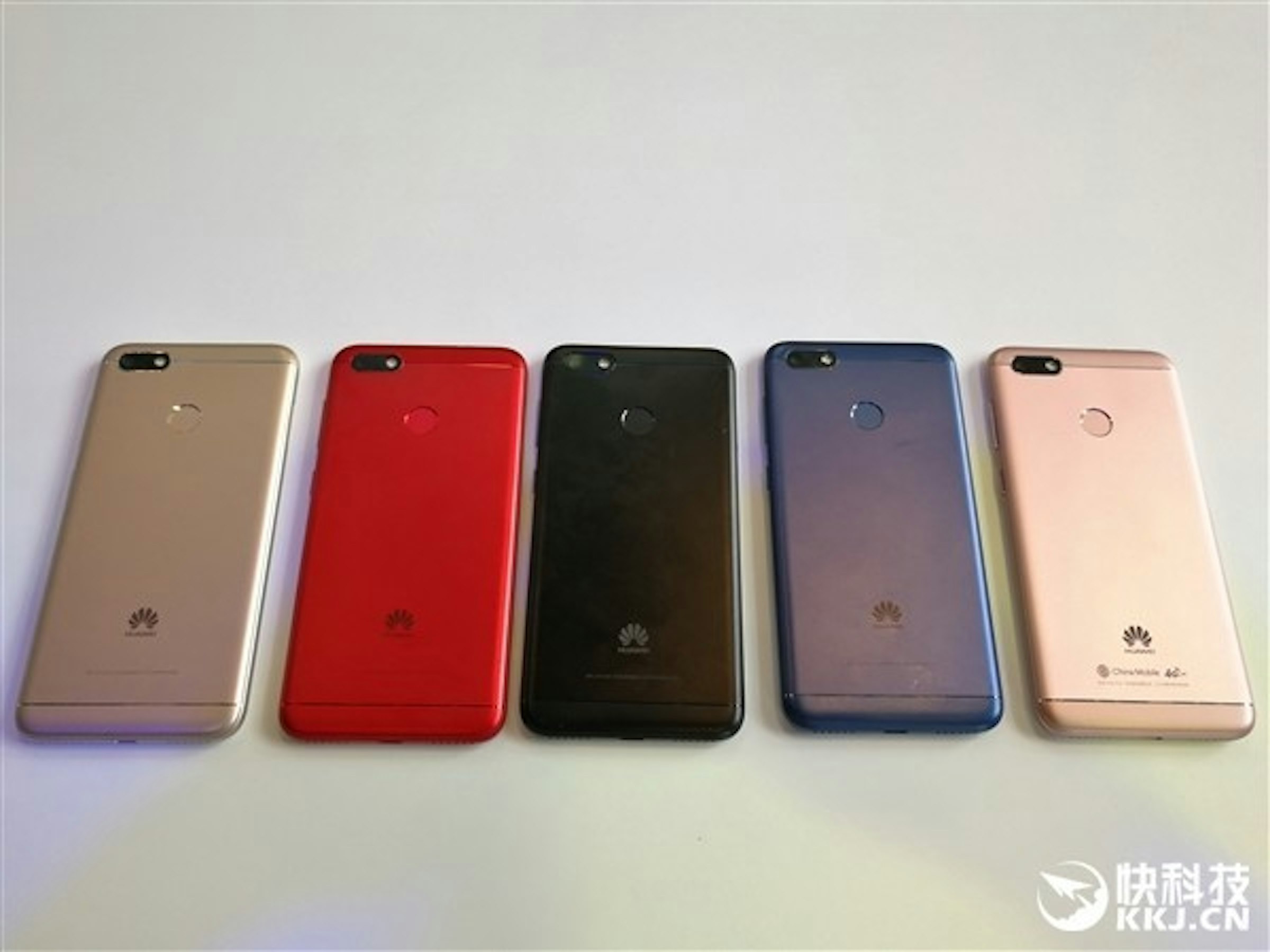 是五色全到齊！Huawei全新暢享7真機圖賞：旗艦級柔性噴砂工藝+另類鏡頭設計！這篇文章的首圖