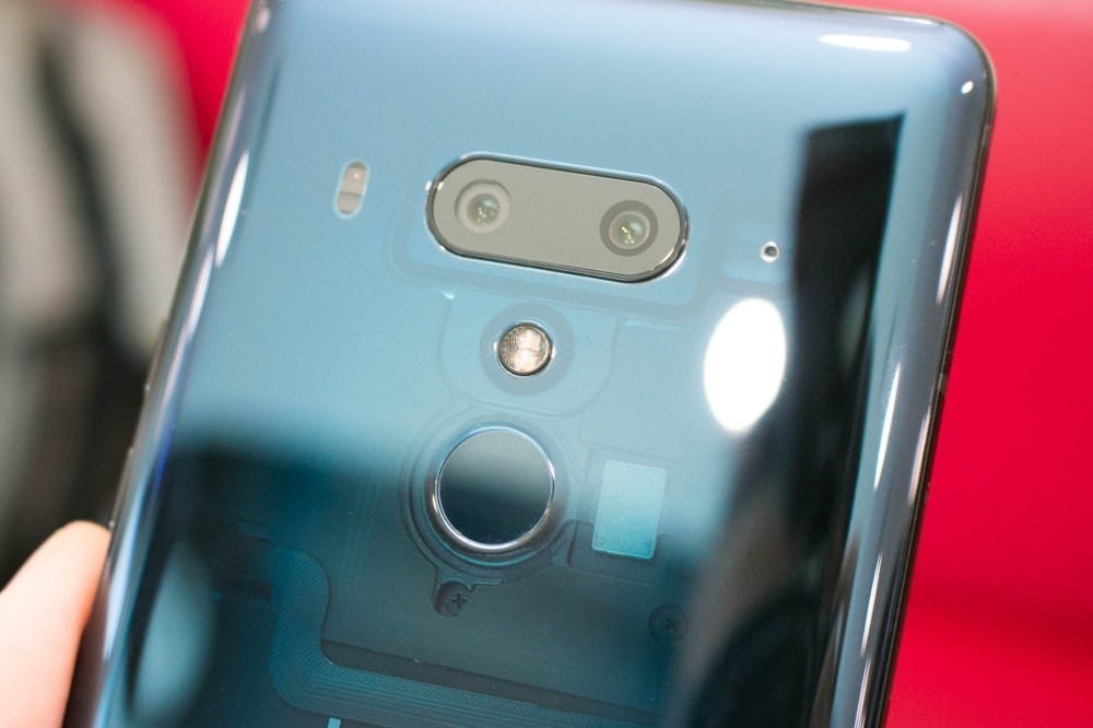 是動眼看/換上前後雙鏡頭、螢幕顯示佔比更高的HTC U12+的第8張圖
