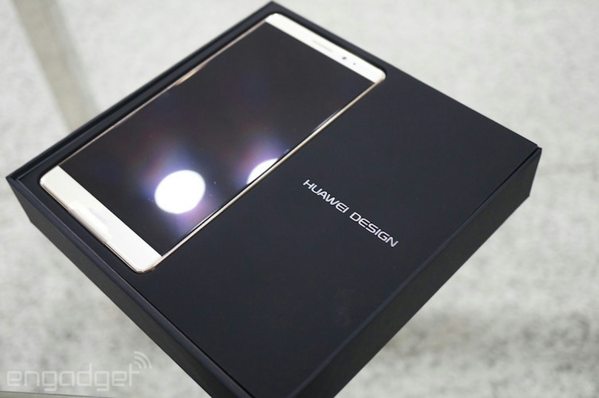 是【真機圖賞】Huawei Mate 8動手玩！！  6寸大屏幕 + 圓形指紋辨識器！這篇文章的首圖
