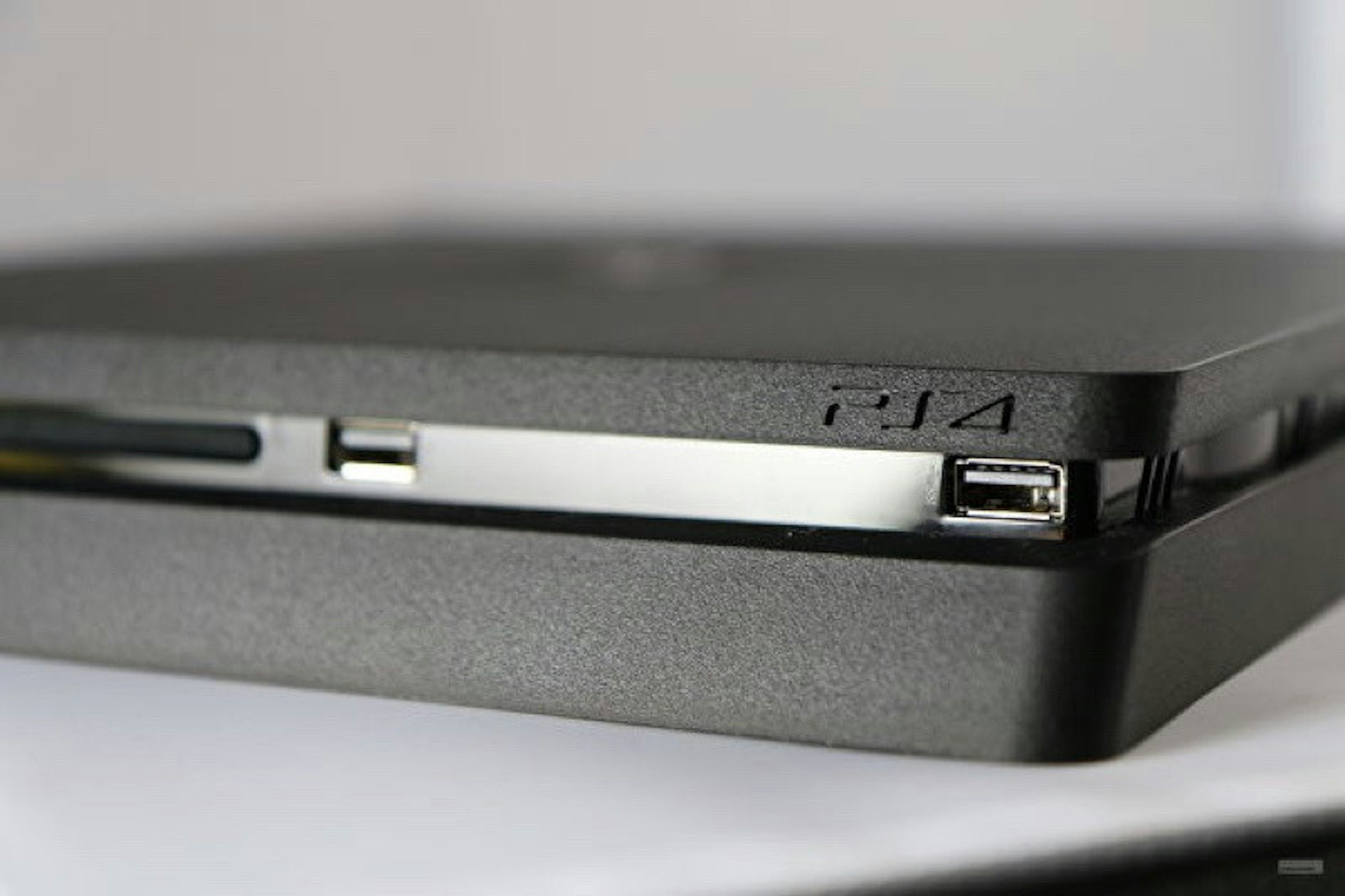 是PlayStation 4 Slim實機開機運作影片釋出這篇文章的首圖