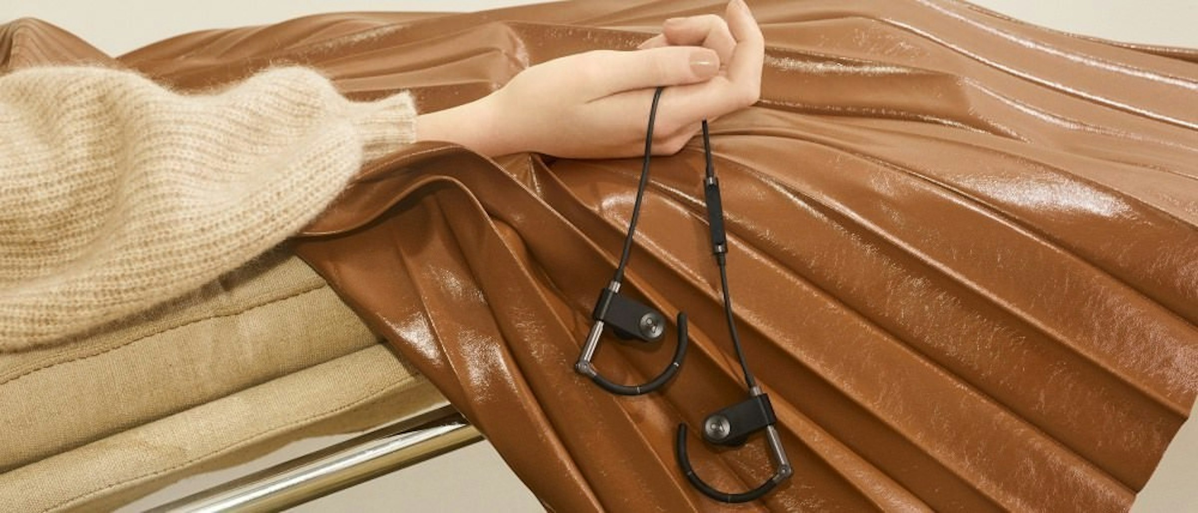 是B&O Play復刻推出經典掛耳式耳機Earset 全面改為無線化這篇文章的首圖