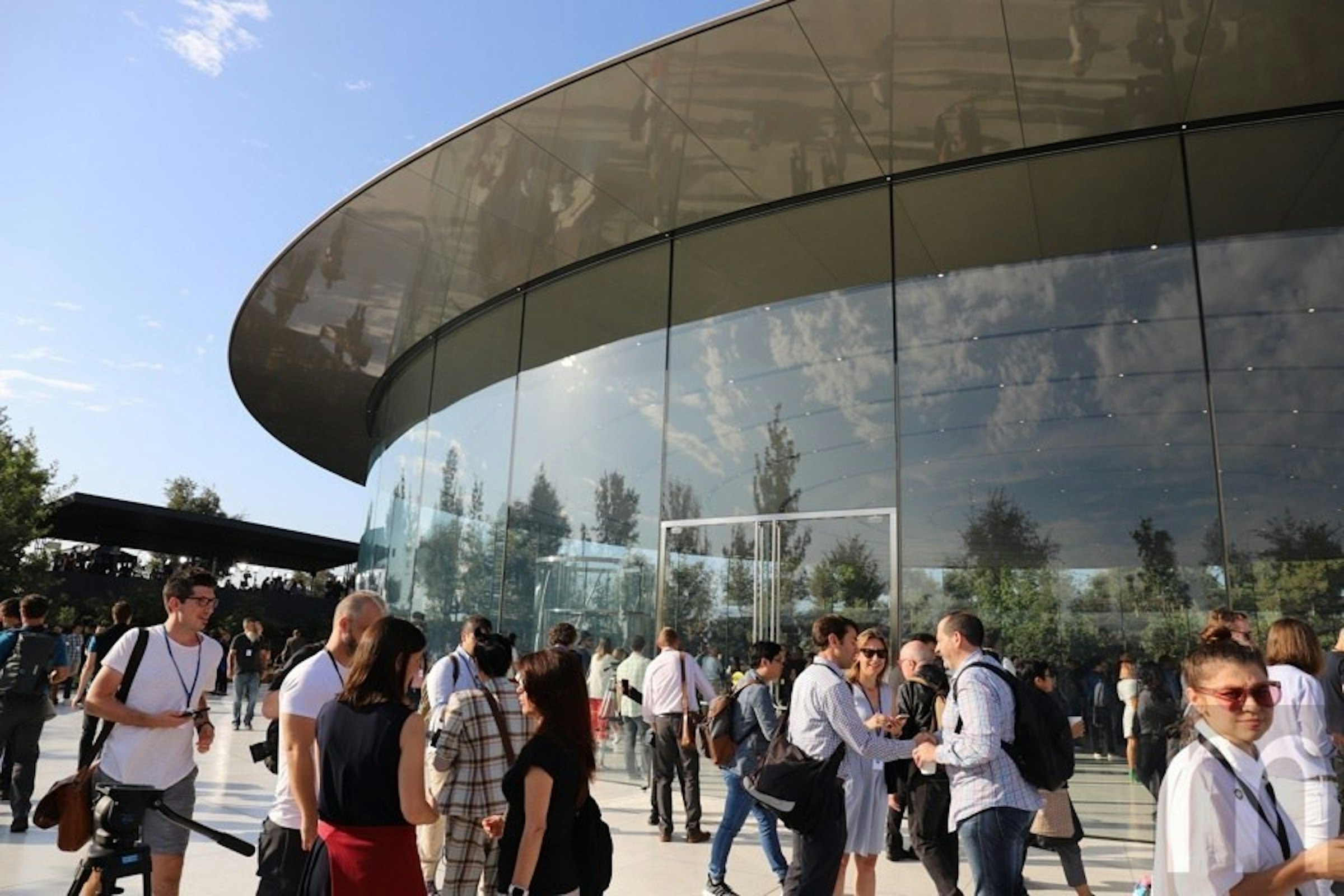 是簡單逛／新總部內的賈柏斯劇院、同時兼具Apple Store服務的蘋果旅客中心這篇文章的首圖