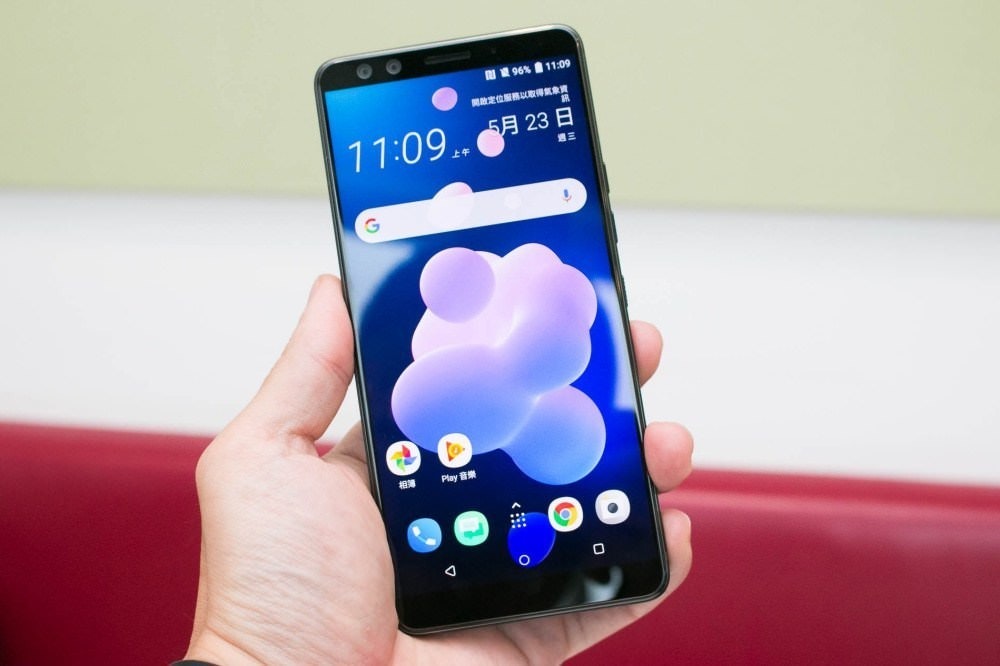 是動眼看/換上前後雙鏡頭、螢幕顯示佔比更高的HTC U12+的第3張圖