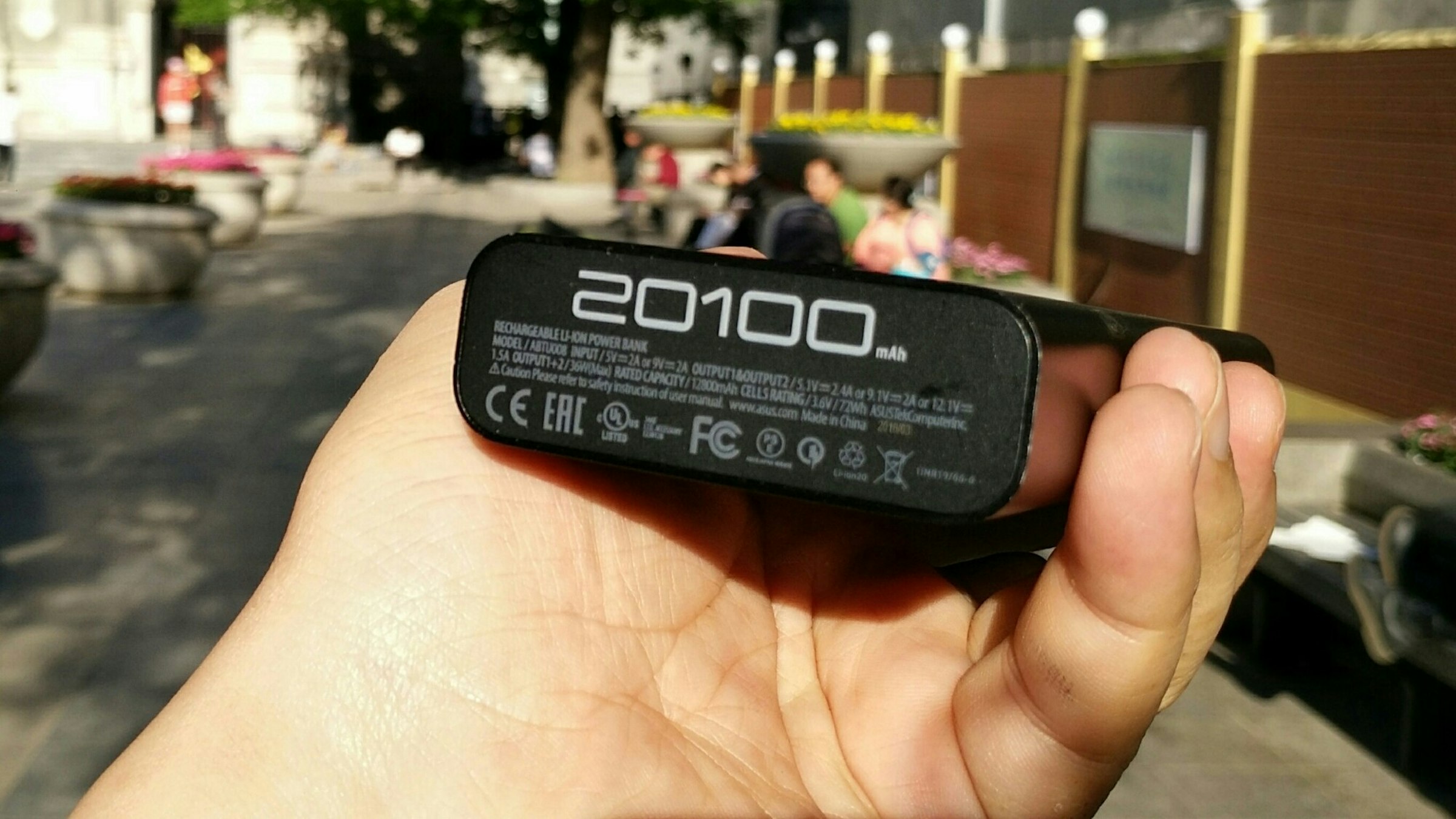 是ASUS ZenPower Ultra 電池有 20,100mAh，旅遊真心不用怕這篇文章的首圖
