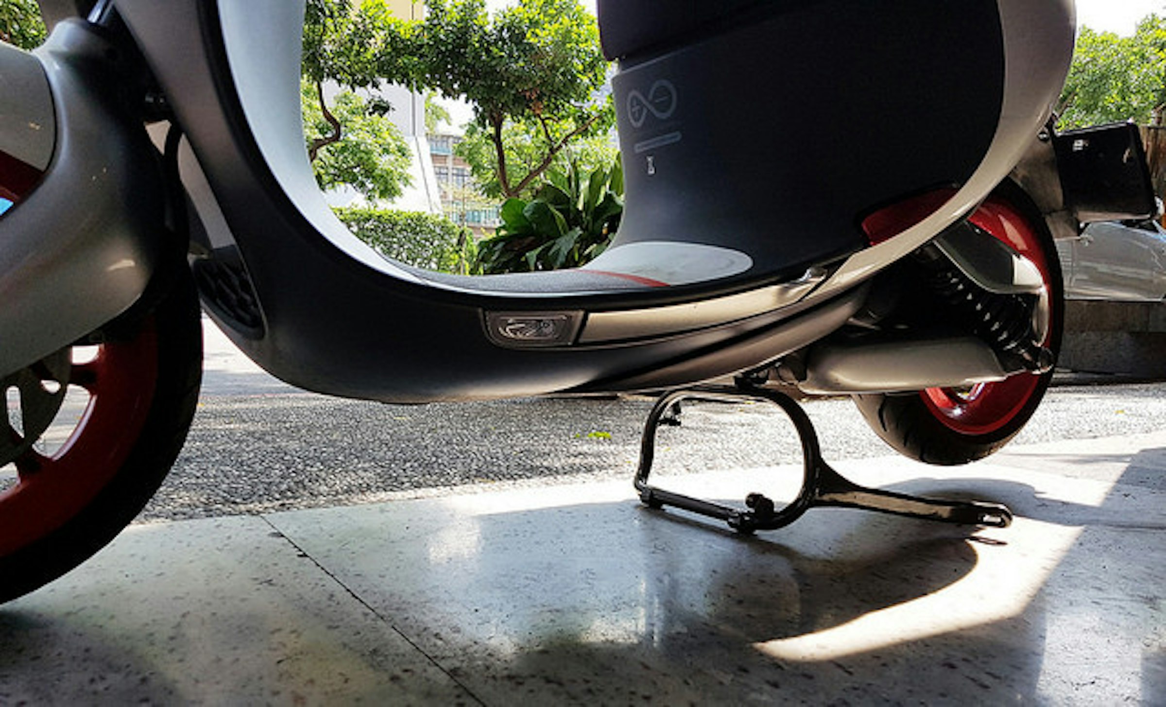是安裝更換要多少錢？ Gogoro 新款省力中柱分享 / 更輕鬆施力 / 不回彈這篇文章的首圖