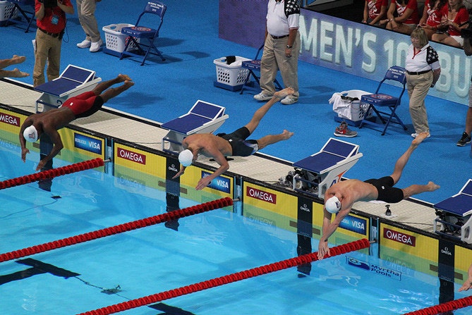 是奧運泳者的堅持，泳帽下的…泳帽﻿這篇文章的首圖