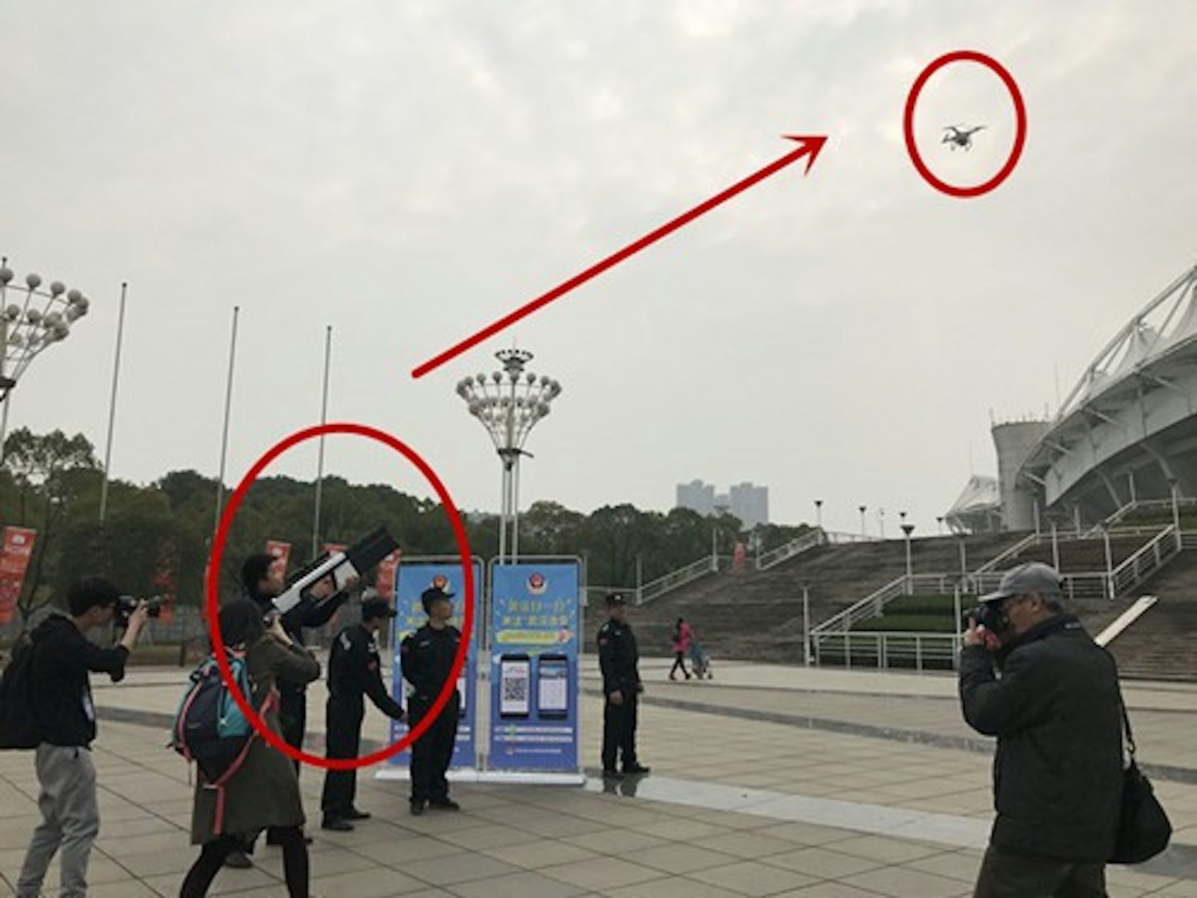 是硬是要學科技新知：中國武漢武警展示無人機反制槍迫使無人機降落，將用於武漢馬拉松這篇文章的首圖