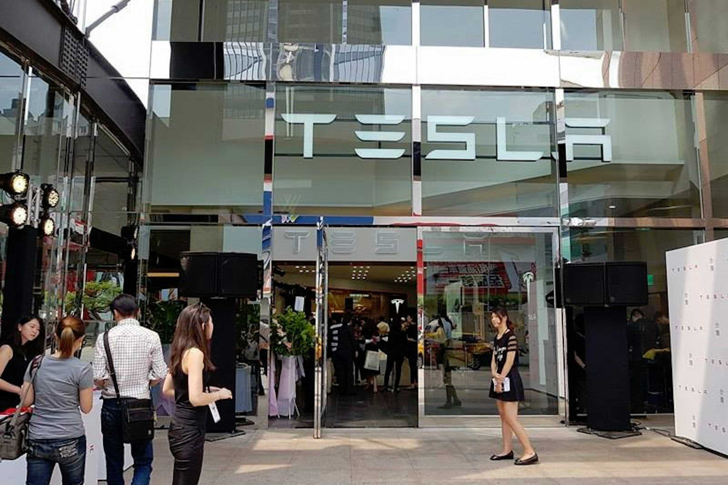 是Tesla台灣首間展售中心啟用 將在台建置超級充電站這篇文章的首圖