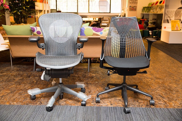 是頂級電腦椅 Herman Miller Aeron 阿輝分享 (1) 來去試坐啦！這篇文章的首圖