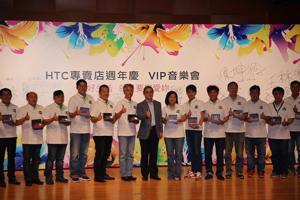 是HTC VIP 尊爵服務周年慶，9月底 HTC 專賣店購機享5大好康回饋再抽千元禮券這篇文章的首圖