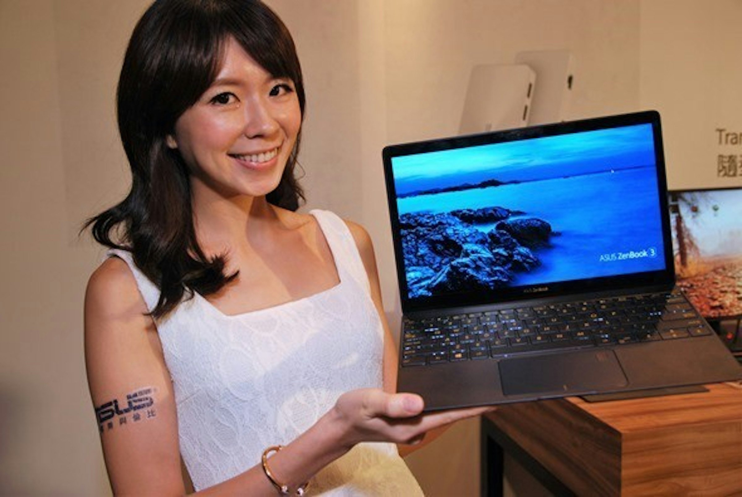 是輕薄筆電也有高效能，ASUS ZenBook 3僅910克重挑戰你對輕薄筆電的刻板印象這篇文章的首圖