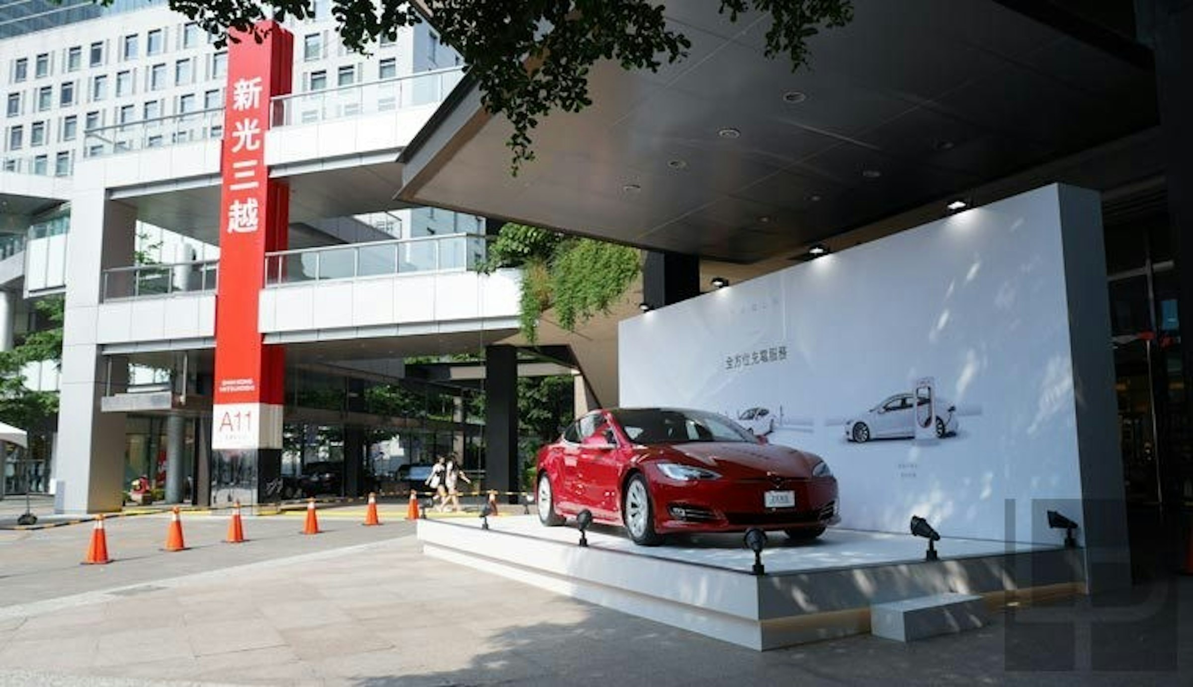 是Tesla首間快閃店於信義新光三越A11登場！展出至8月底這篇文章的首圖