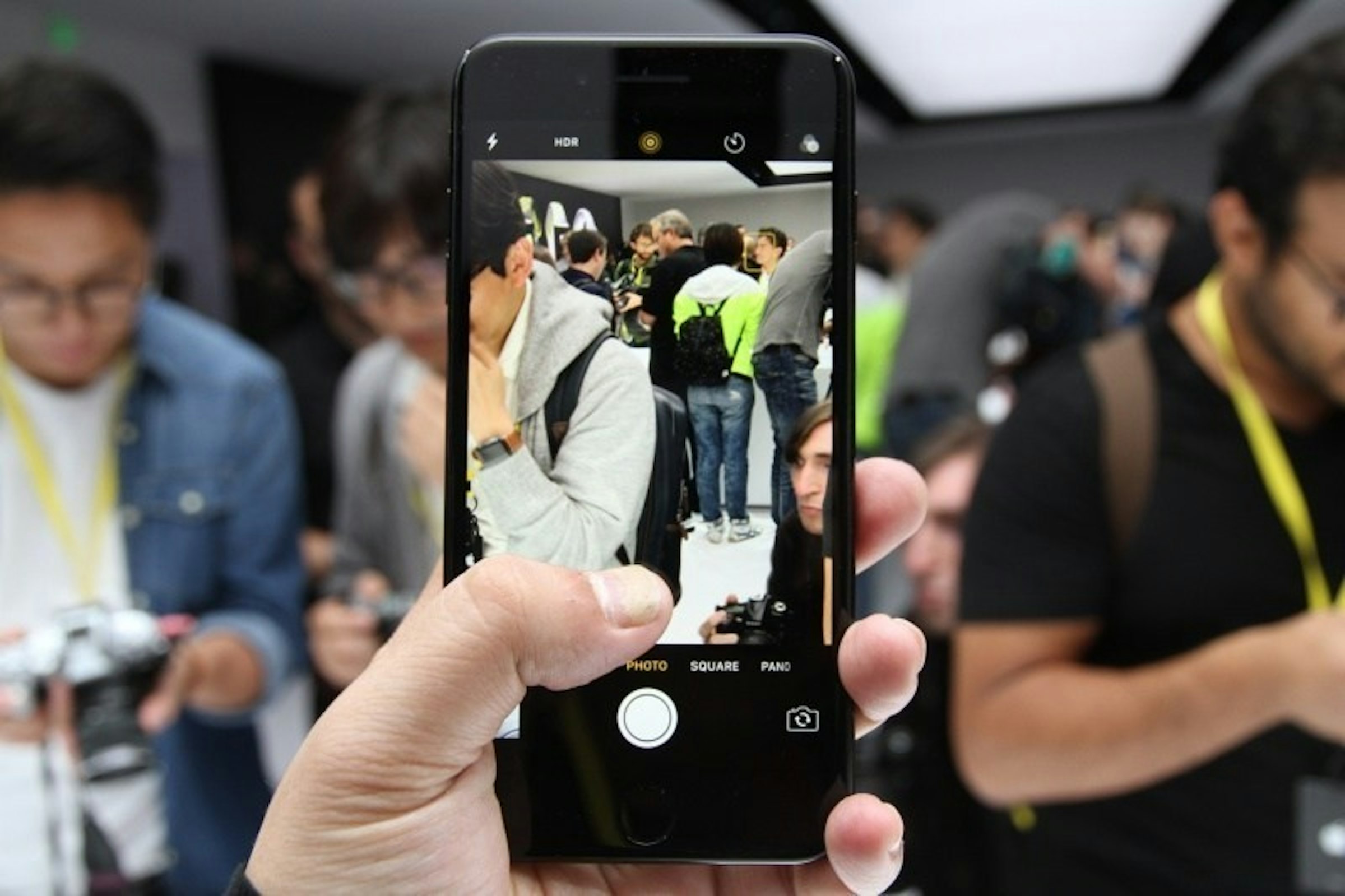 是消息指稱下一款iPhone將導入OLED螢幕、無線充電機能這篇文章的首圖