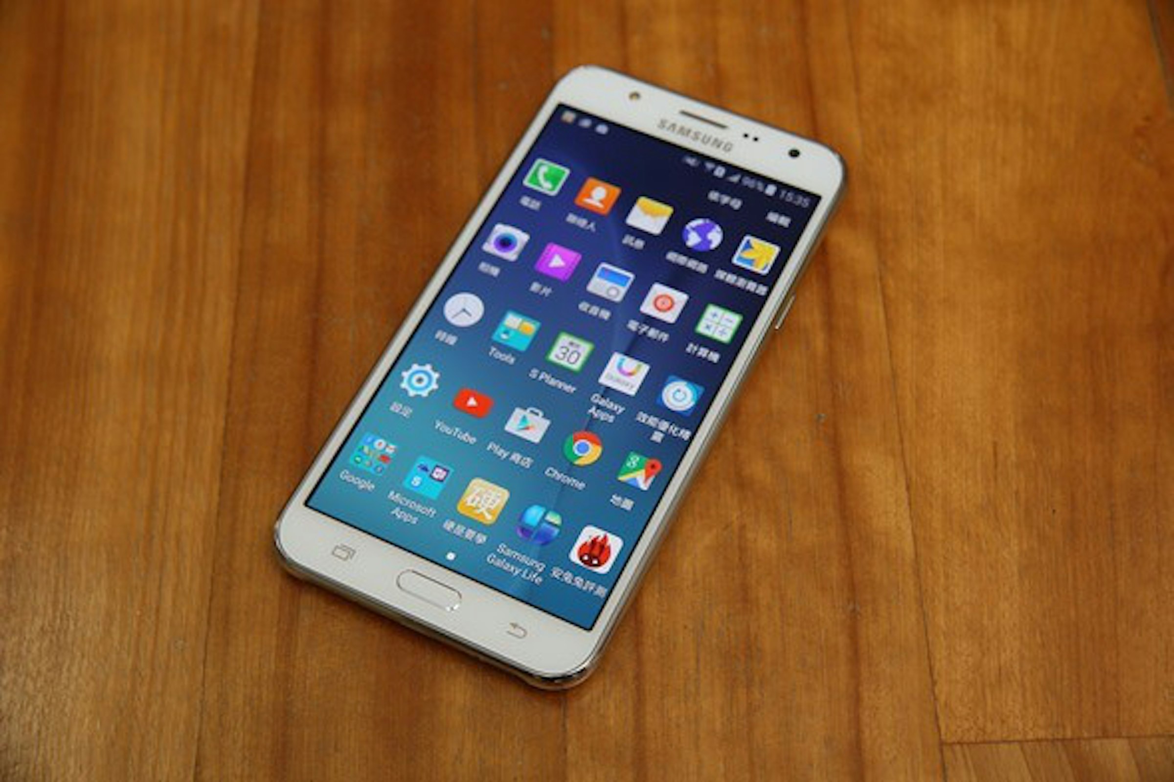 是Samsung Galaxy J7登場！雙卡雙待、超大光圈、廣角自拍，絕對超值！這篇文章的首圖