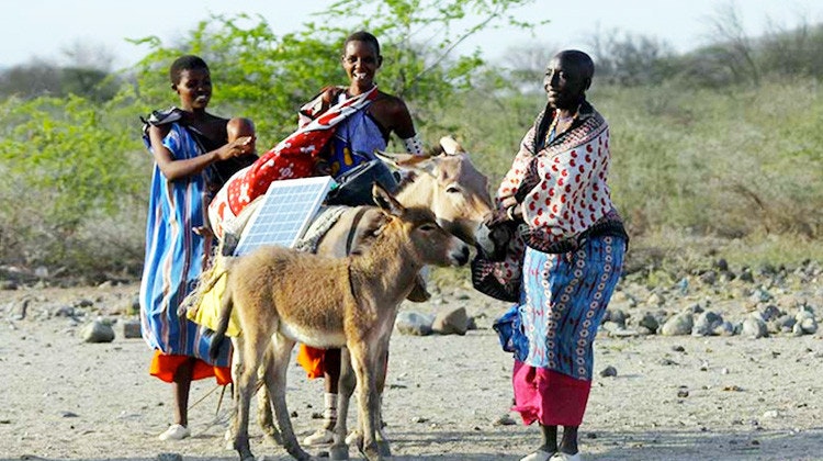 是非洲的新太陽能勇士:馬賽婦女這篇文章的首圖